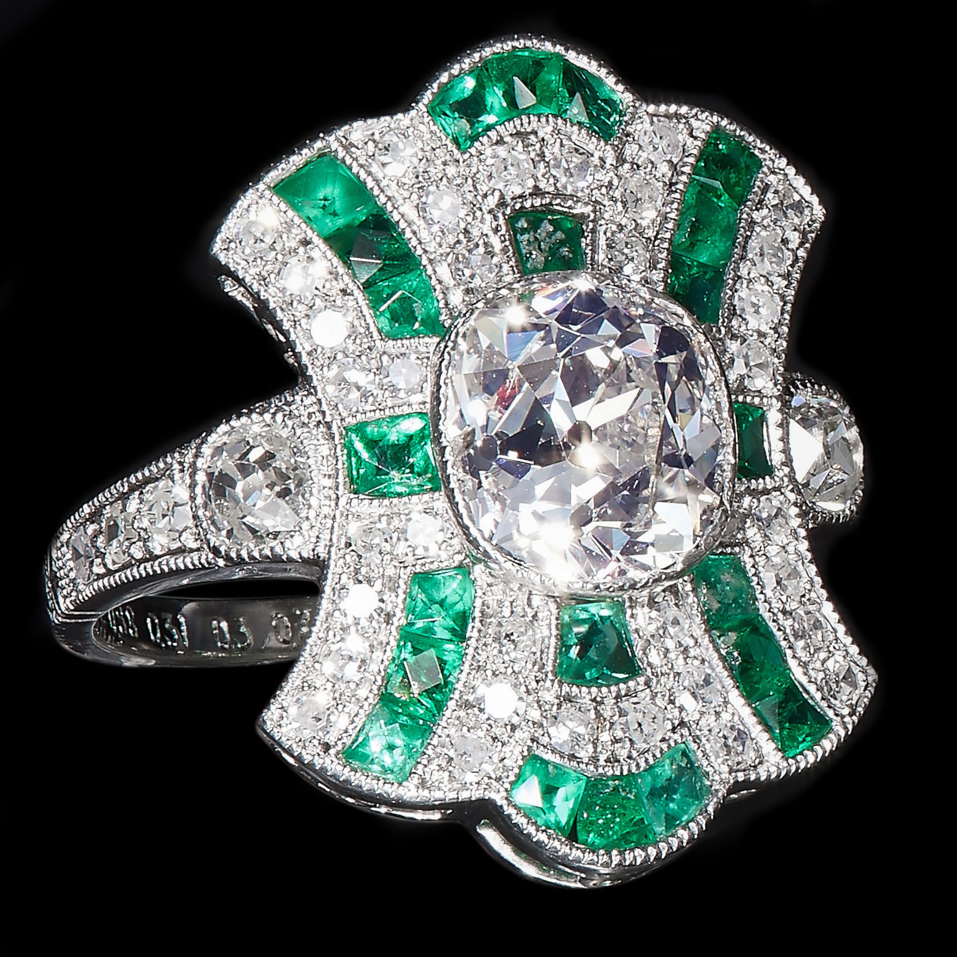 STUNNING DIAMOND AND EMERALD CLUSTER RING