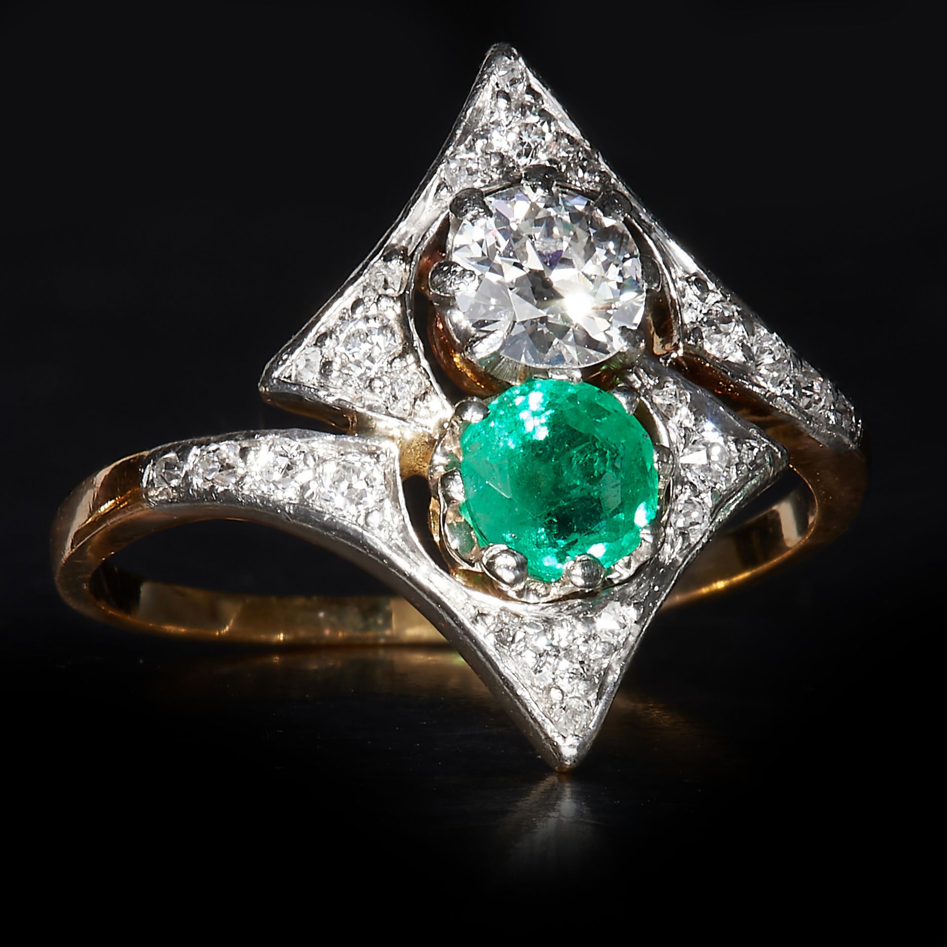 UNUSUAL ART-DECO EMERALD AND DIAMOND TOI-ET-MOI TWIST RING