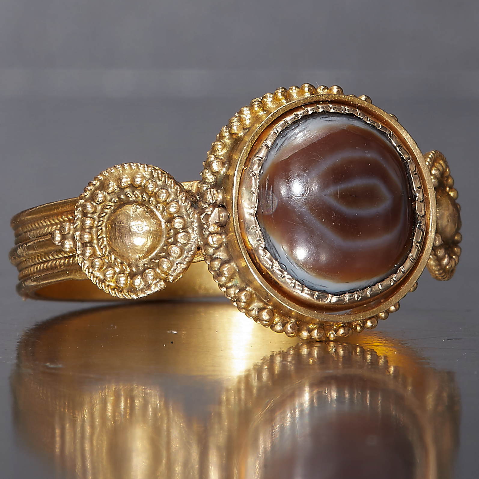 RARE AND SPLENDID ANTIQUE CARVED INTAGLIO HARD STONE SWIVEL RING - Image 2 of 2