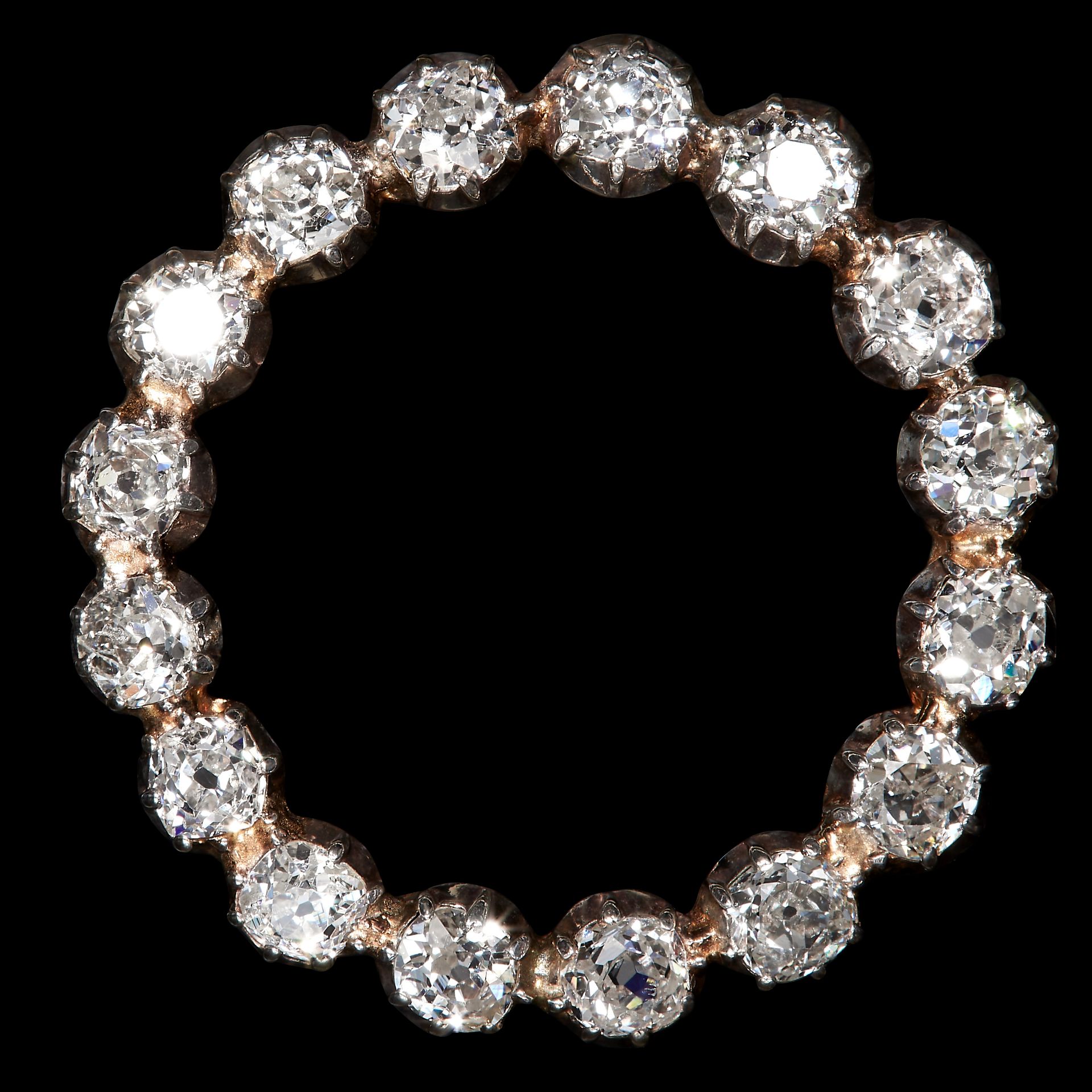 FINE DIAMOND BROOCH, of circular design