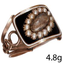 GEORGIAN GOLD , PEARL AND ENAMEL RING.