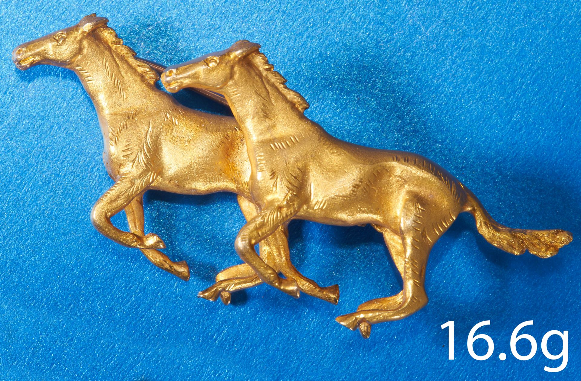 FINE AND DETAILED 2 GALLOPING HORSES GOLD BROOCH
