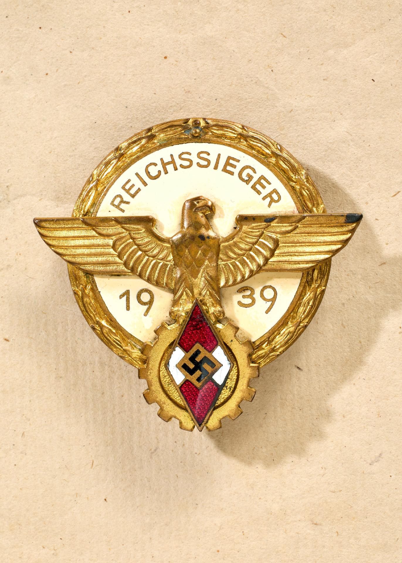 HJ - Hitlerjugend : Abzeichen für Reichssieger 1939 im Reichsberufswettkampf der Hitlerjugend mi...