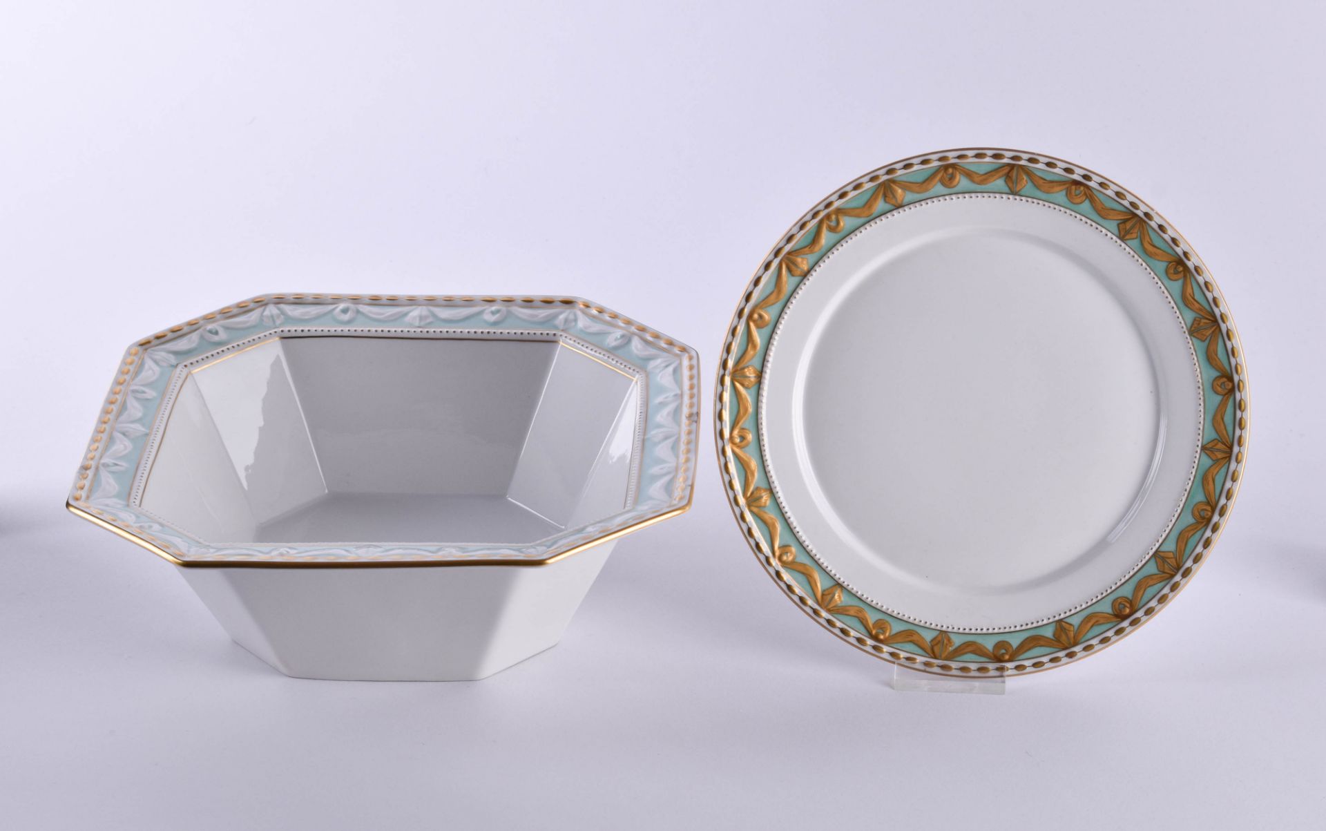 Tender bowl and dinner plate, porcelain, colourfully painted and gold decorated, bowl ht: 7,5 cm, 2