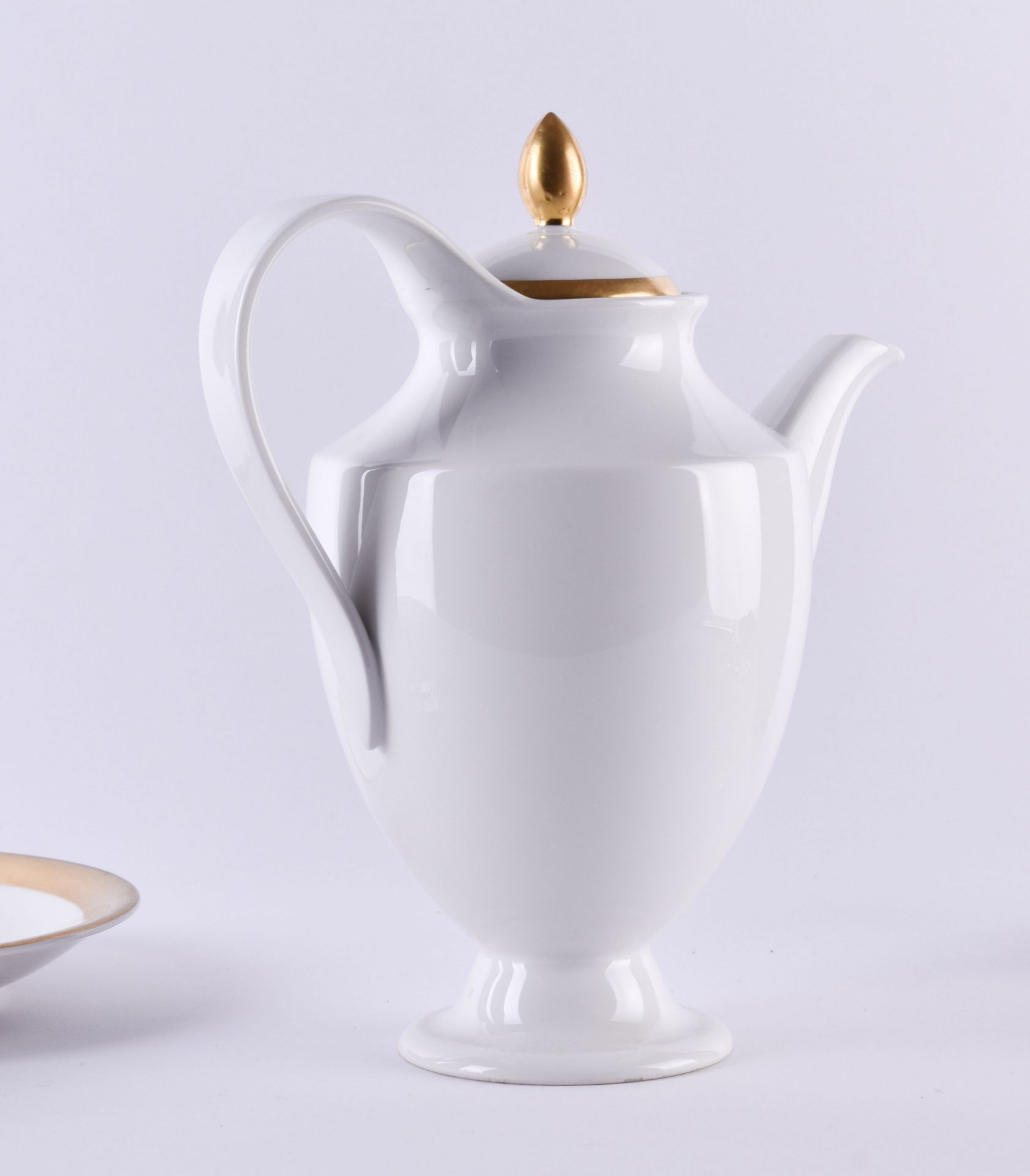 1 coffeepot and 1 plate, porcelain, each with matt gold overlay, pot ht: 21.5 cm, blue scepter mark - Image 3 of 5