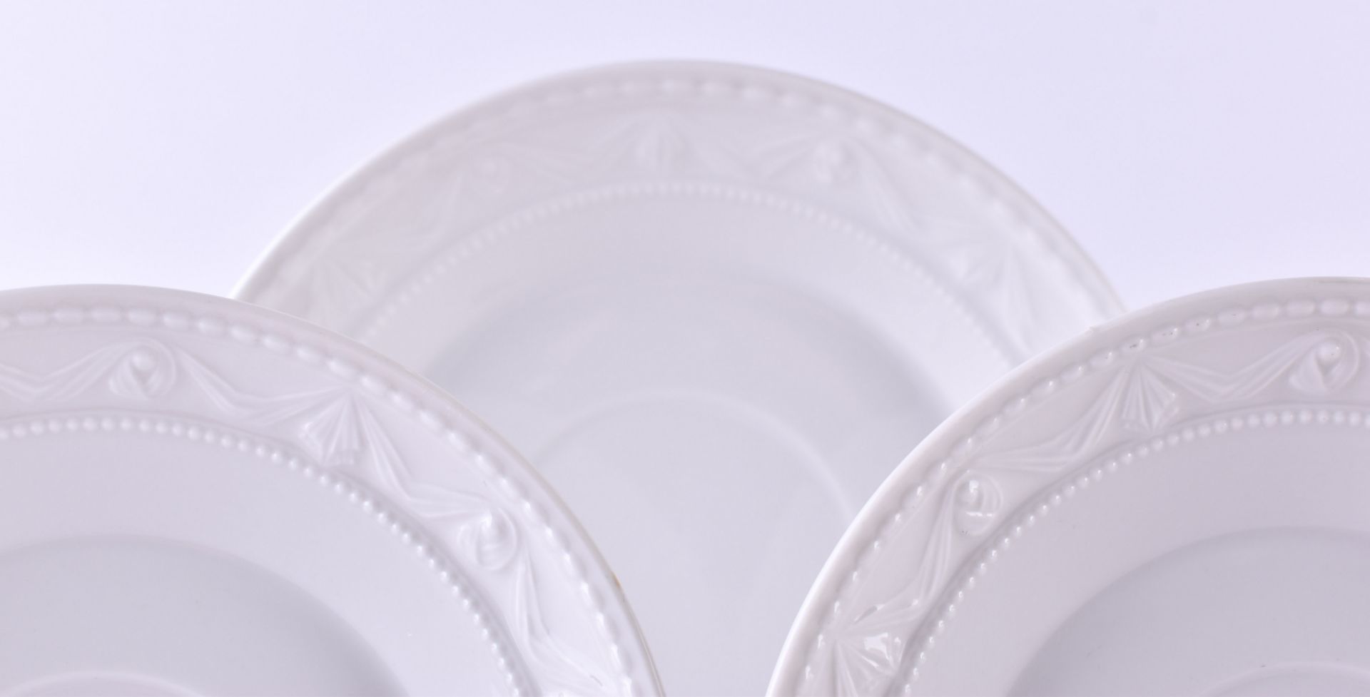 4 pieces, white porcelain, 1 coffee cup ht: 7 cm, unmarked, 2 saucers Ø 12,5 cm, each with 1 grindi - Image 4 of 4