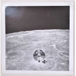 Fotografie #7 - Apollo 10 Orbiting Moon, (Original Caption) Gleaming in the sun`s rays, Apollo 10 C