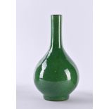 Vase Bouteille en porcelaine vert-pomme, China 18./19. Jhd.