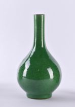 Vase Bouteille en porcelaine vert-pomme, China 18./19. Jhd.