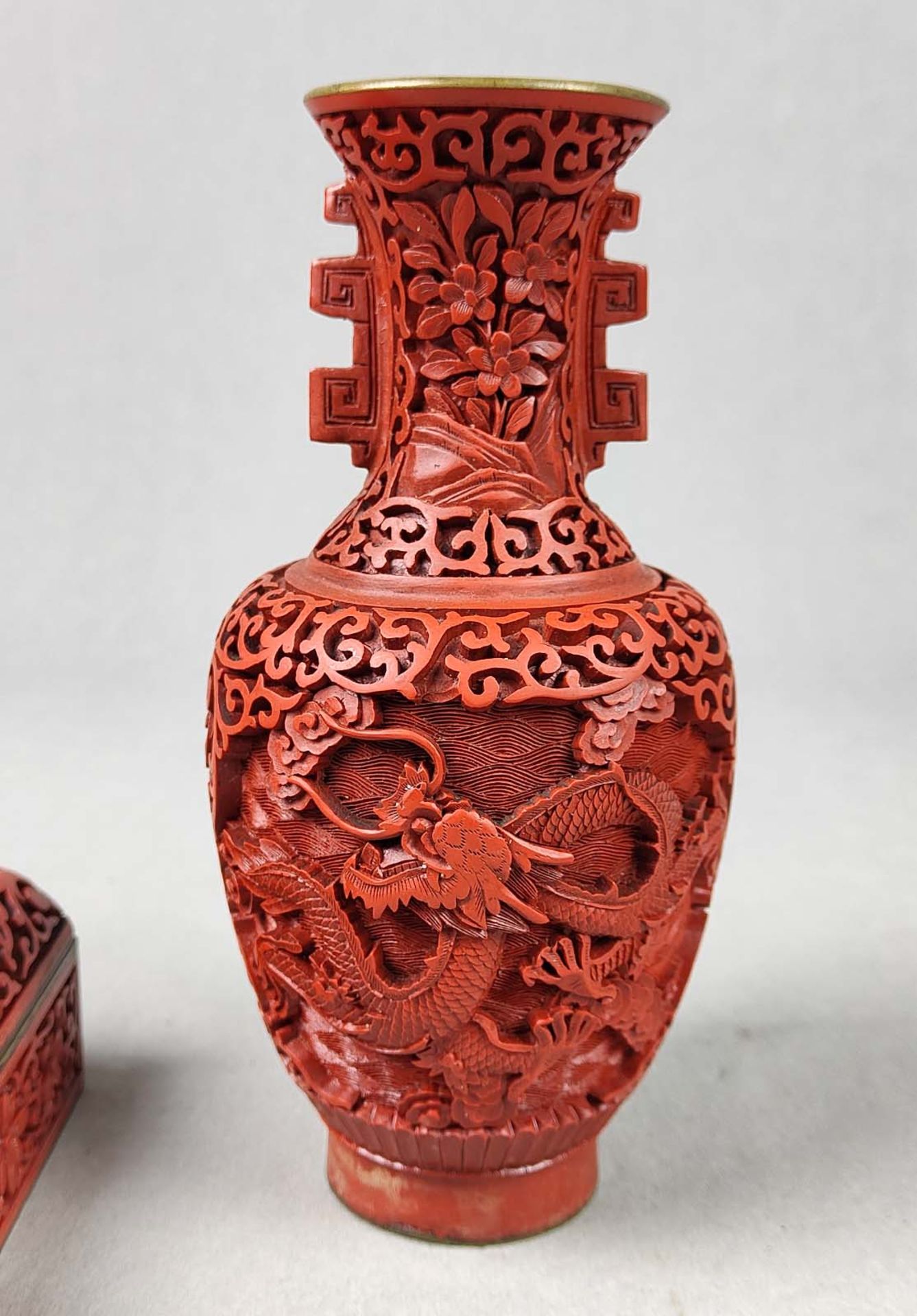 Rotlack Deckeldose und Vase - Bild 3 aus 3