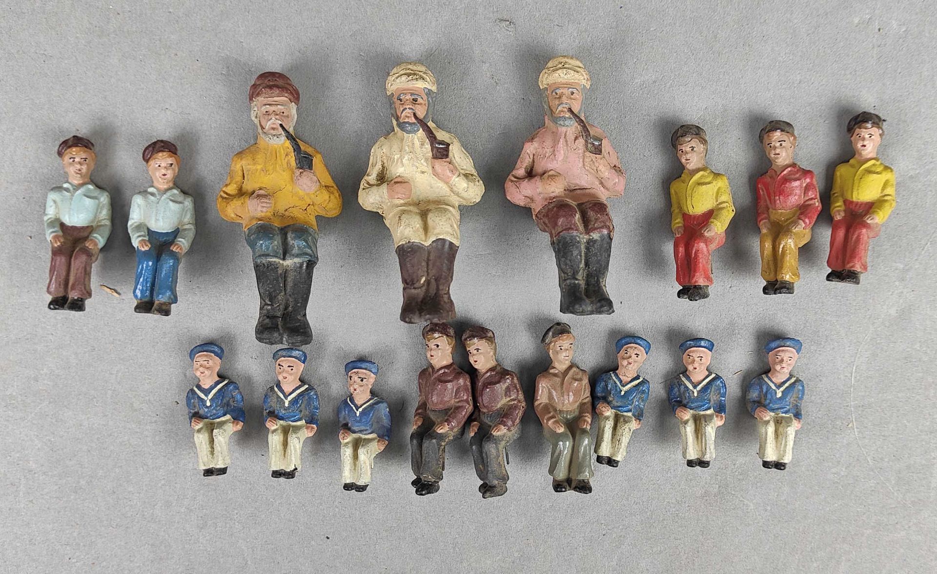 17 sitzende Massefiguren 1920er Jahre