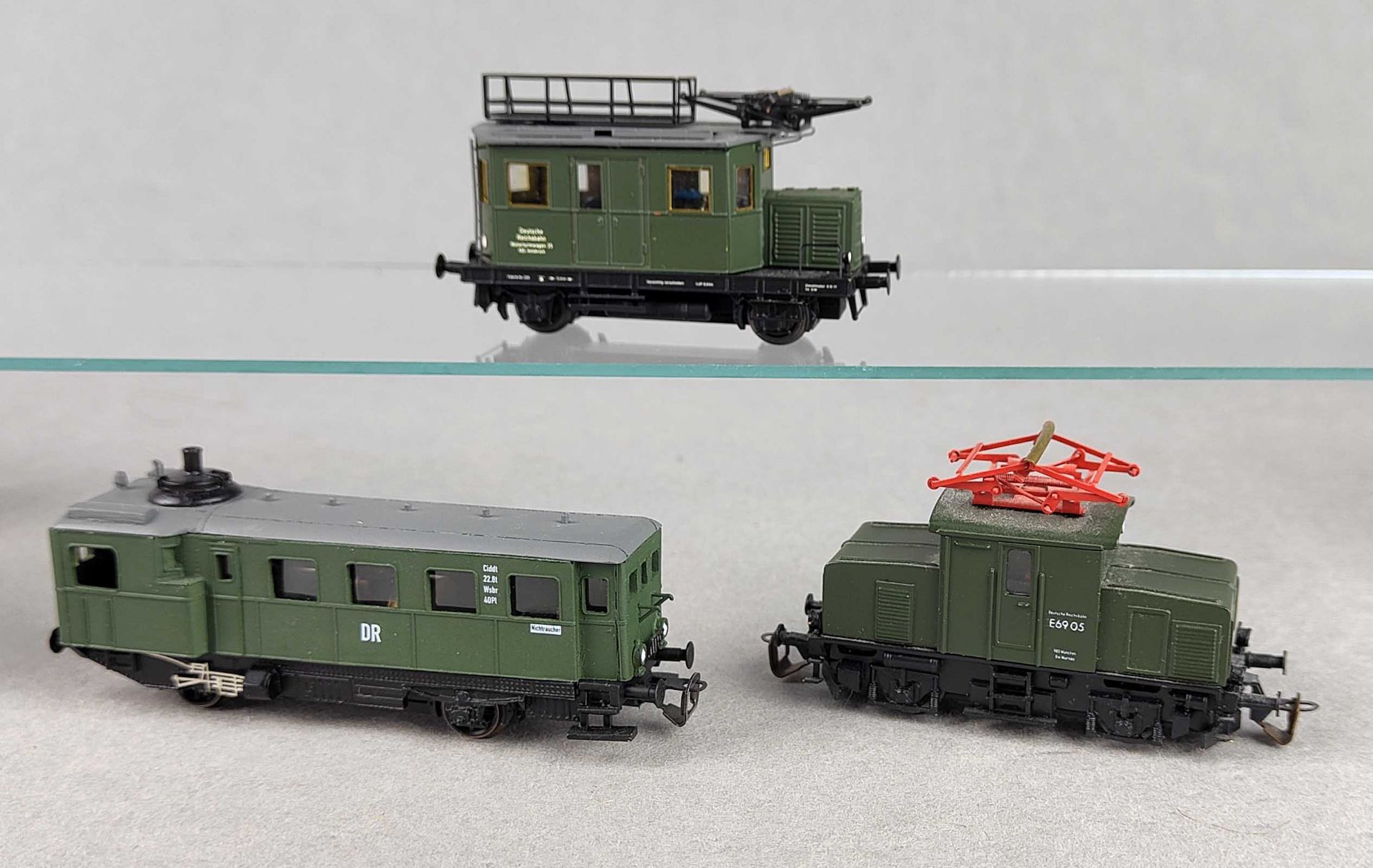 2 Modellbahn Loks und Wagen Spur TT