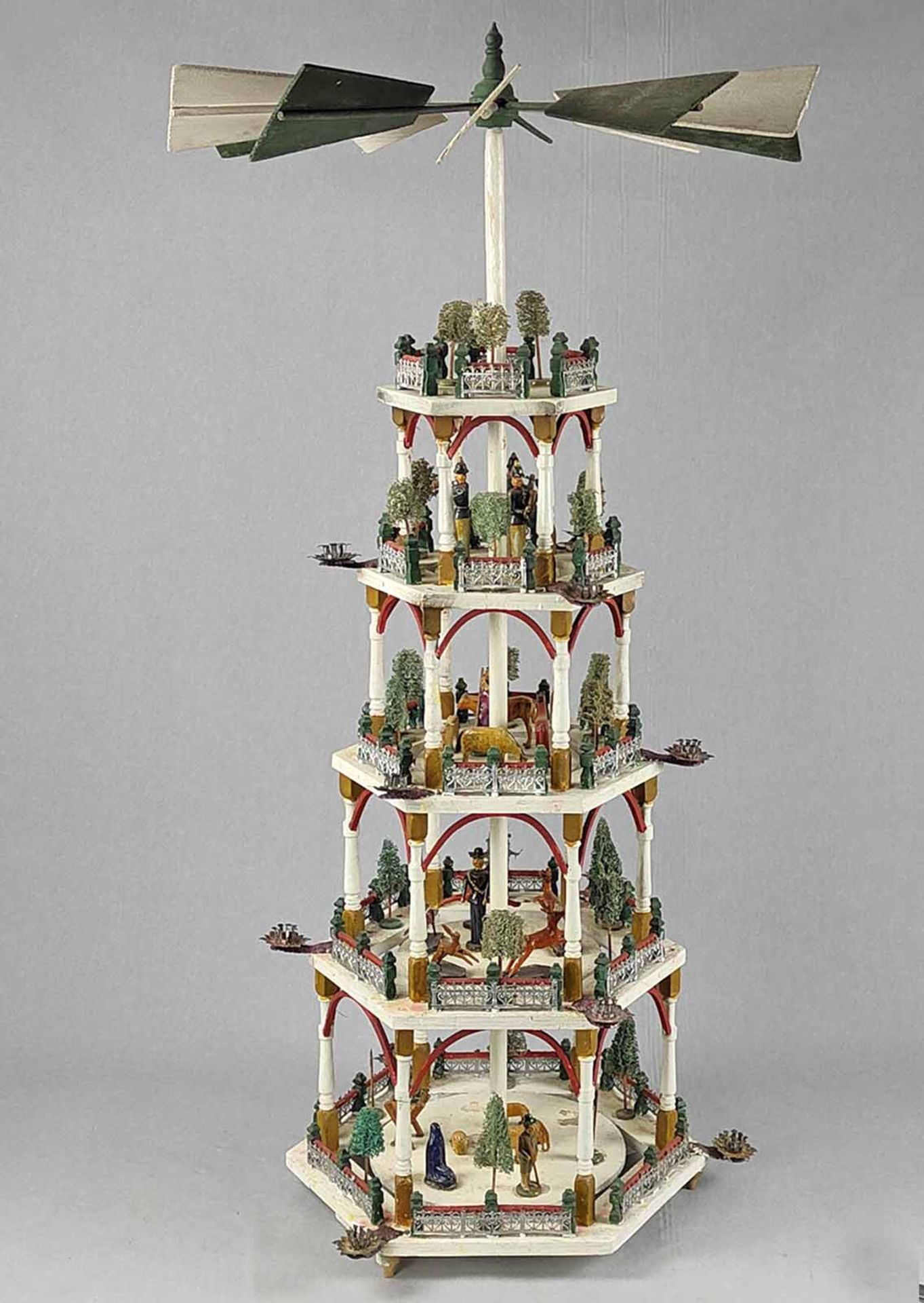 Globenstein Pyramide mit Ehnert Figuren