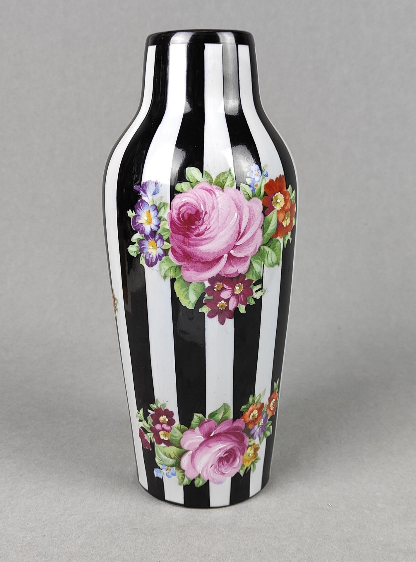 Vase Blüten auf Streifendekor