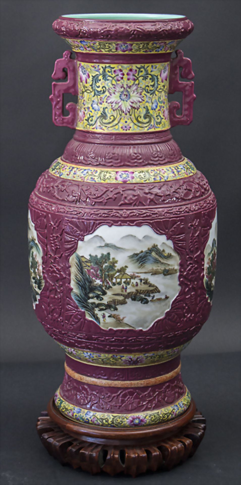 Große Prunkvase / A large splendid porcelain vase, China, wohl Republikzeit (1911-1949)