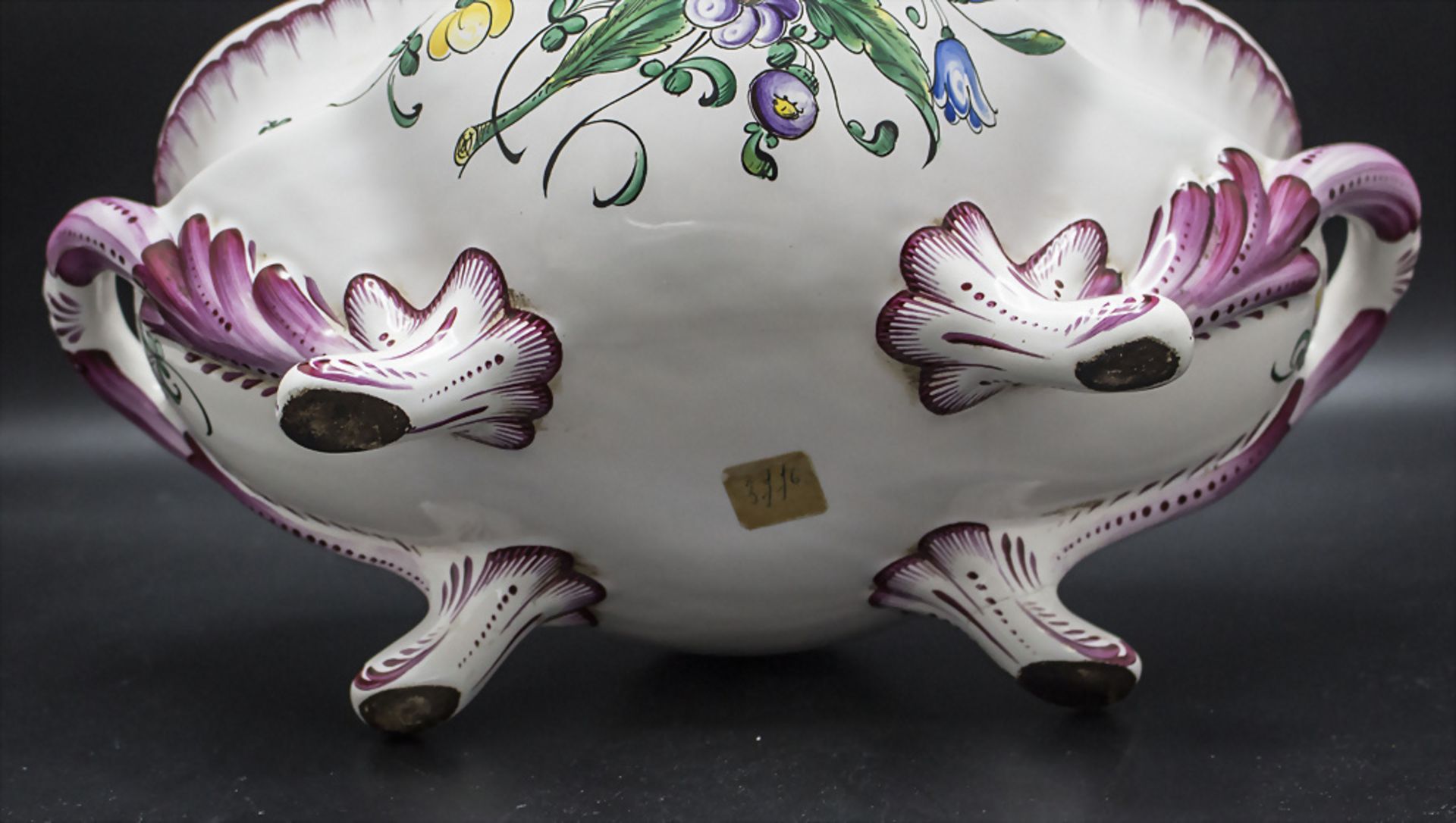 Fayence-Deckelterrine auf Presentoir / A faience lidded tureen on presentoir, wohl Straßburg, ... - Image 4 of 6