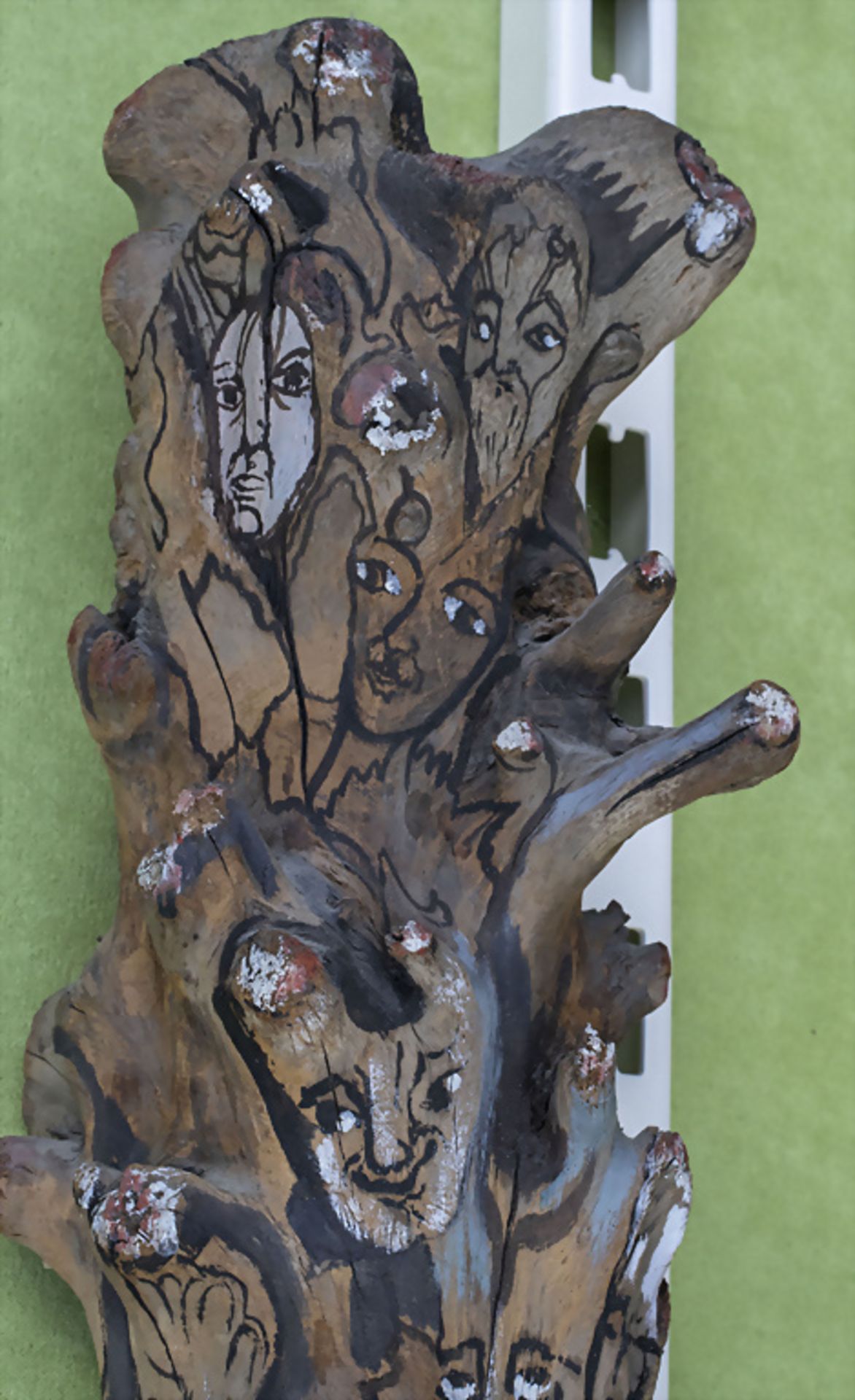 Holzskulptur 'Gesichter Stamm' / A wooden sculpture ' Face trunk' - Bild 2 aus 2