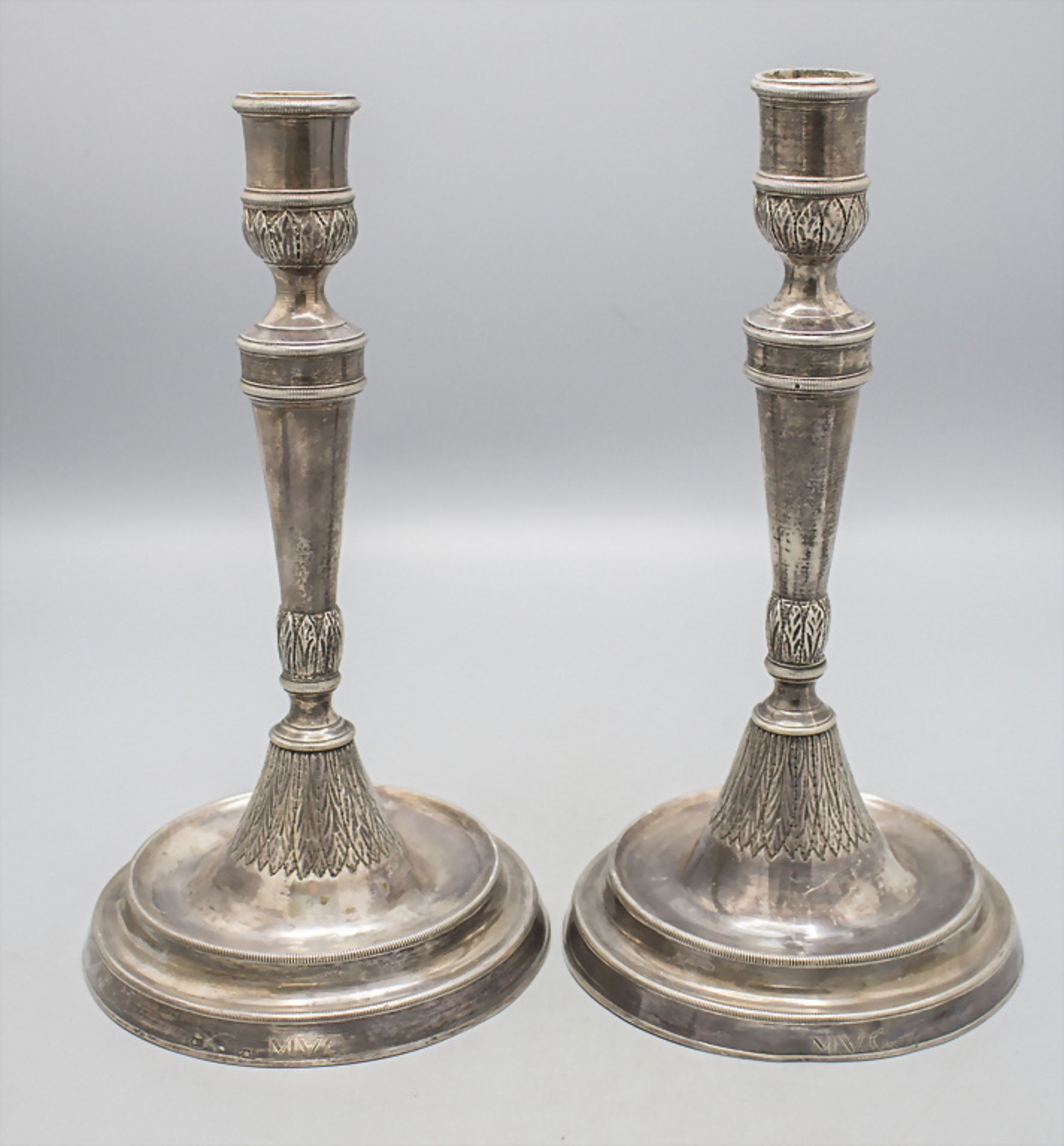 Paar Louis Seize Kerzenleuchter / A pair of Louis-Seize silver candlesticks, Spanien, um 1780