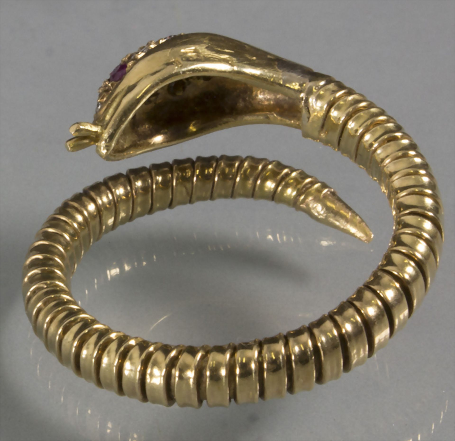 Schlangenring / A ladies 18ct gold snake ring with rubies and diamonds - Image 2 of 2