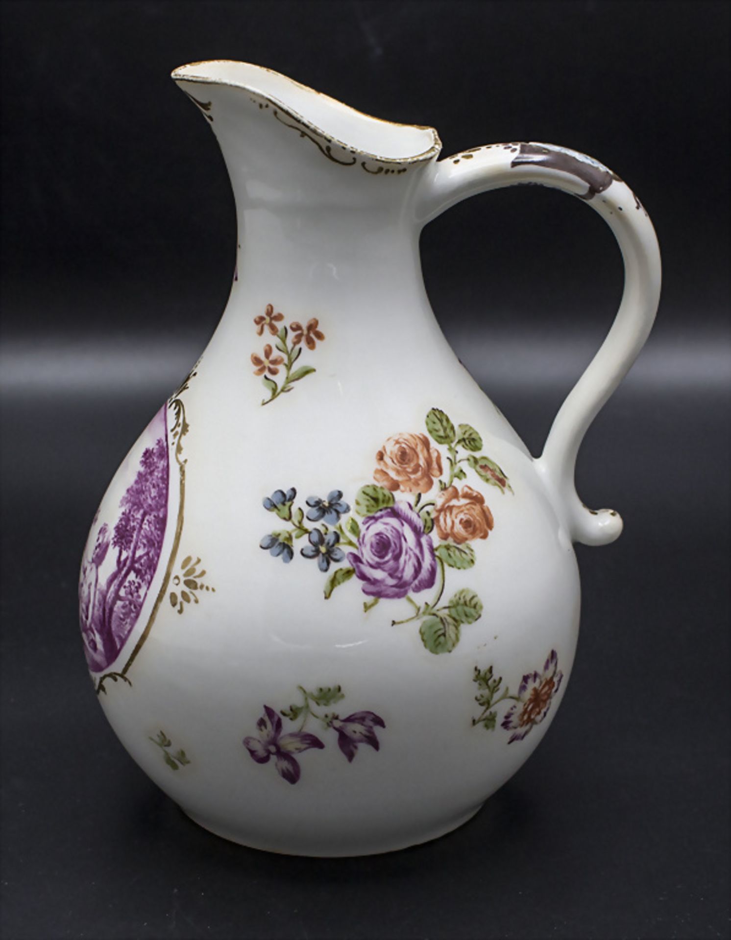 Henkelkrug mit Purpurmalerei / A porcelain jug with purple painting, 18. Jh.