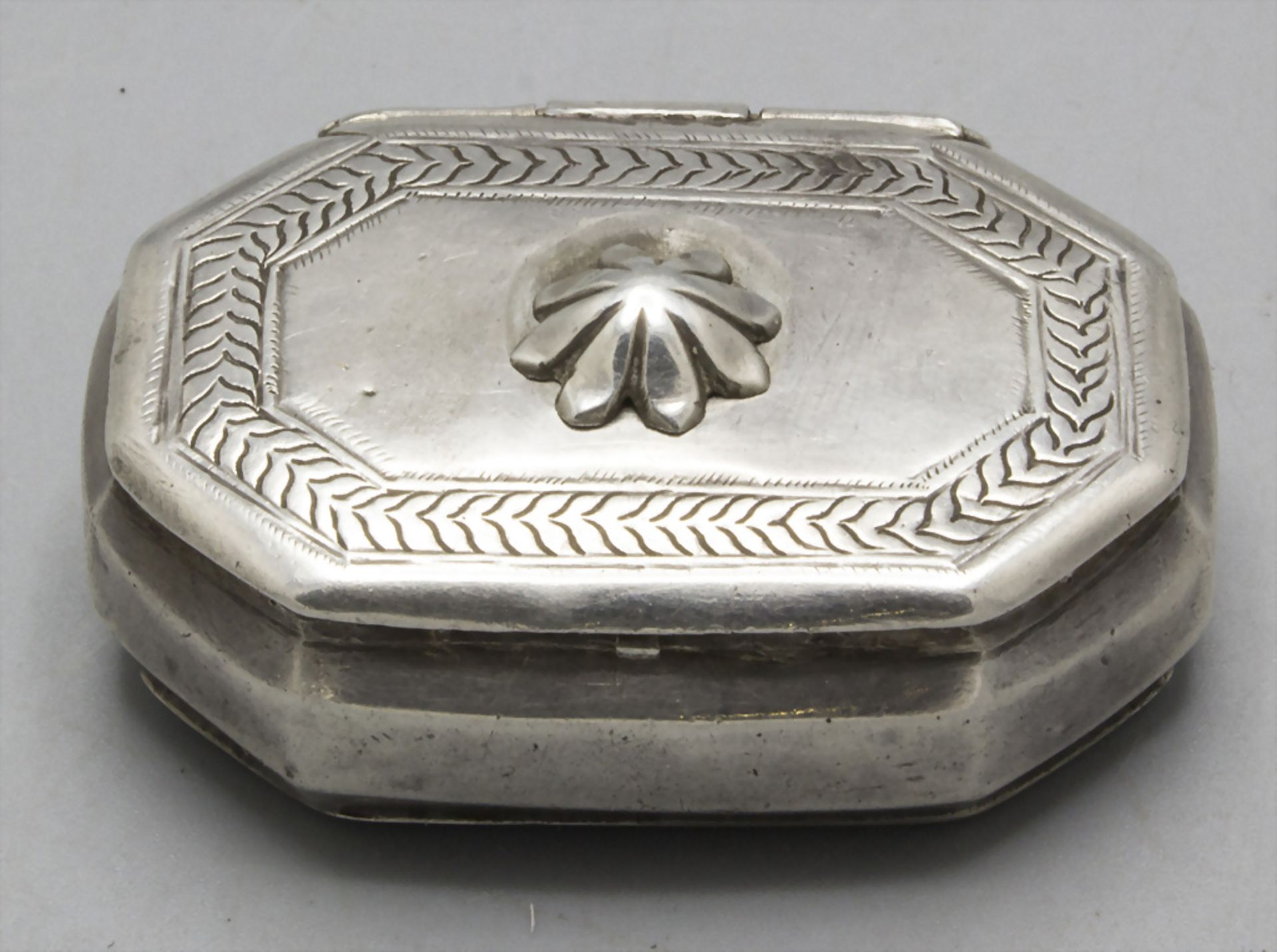 Tabatiere / Schnupftabakdose / A silver snuffbox with a locking mechanism, wohl 18. Jh.