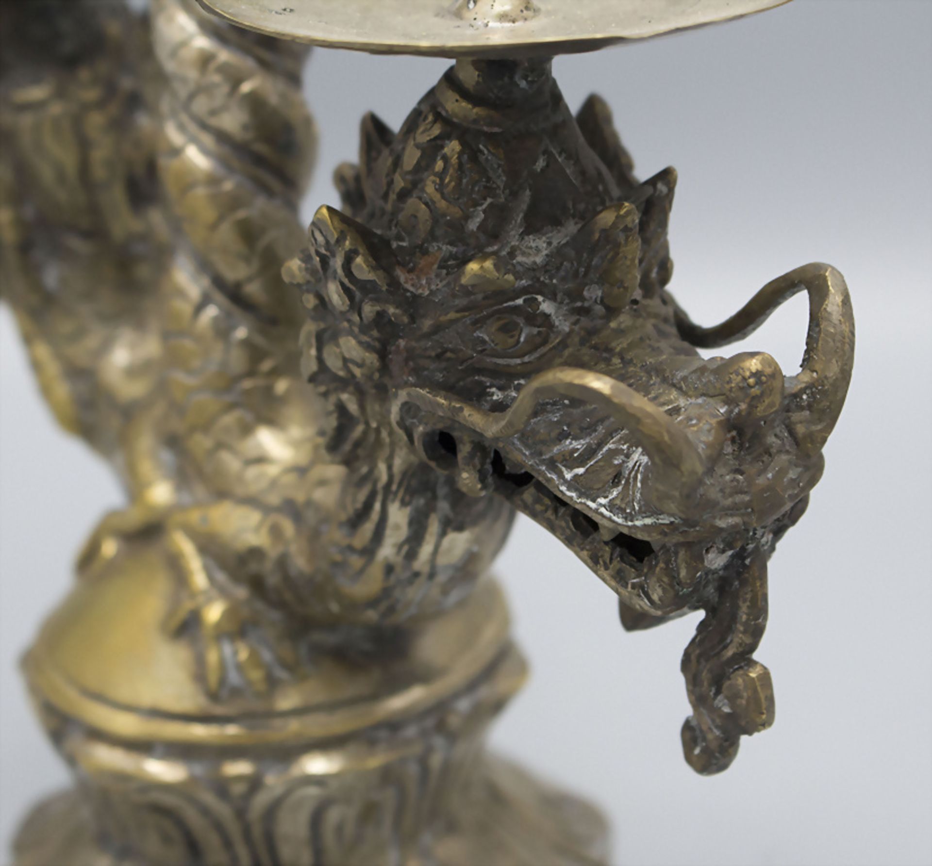 Messing Kerzenhalter mit zwei Drachen / A brass candleholder with two dragons, wohl China, ... - Image 2 of 3