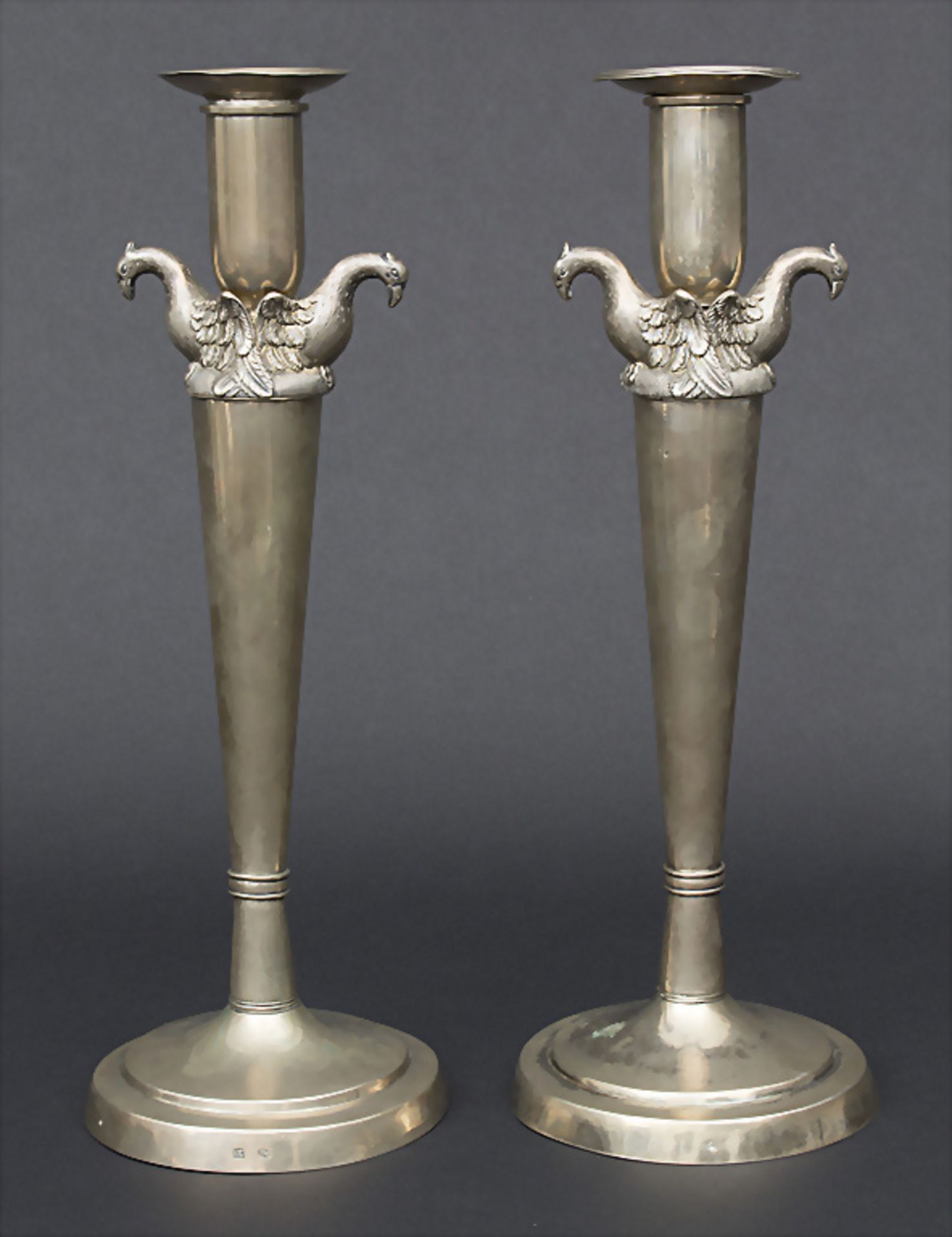 Paar Empire Kerzenleuchter / A pair of silver candlesticks, Augsburg, um 1810 - Bild 2 aus 4