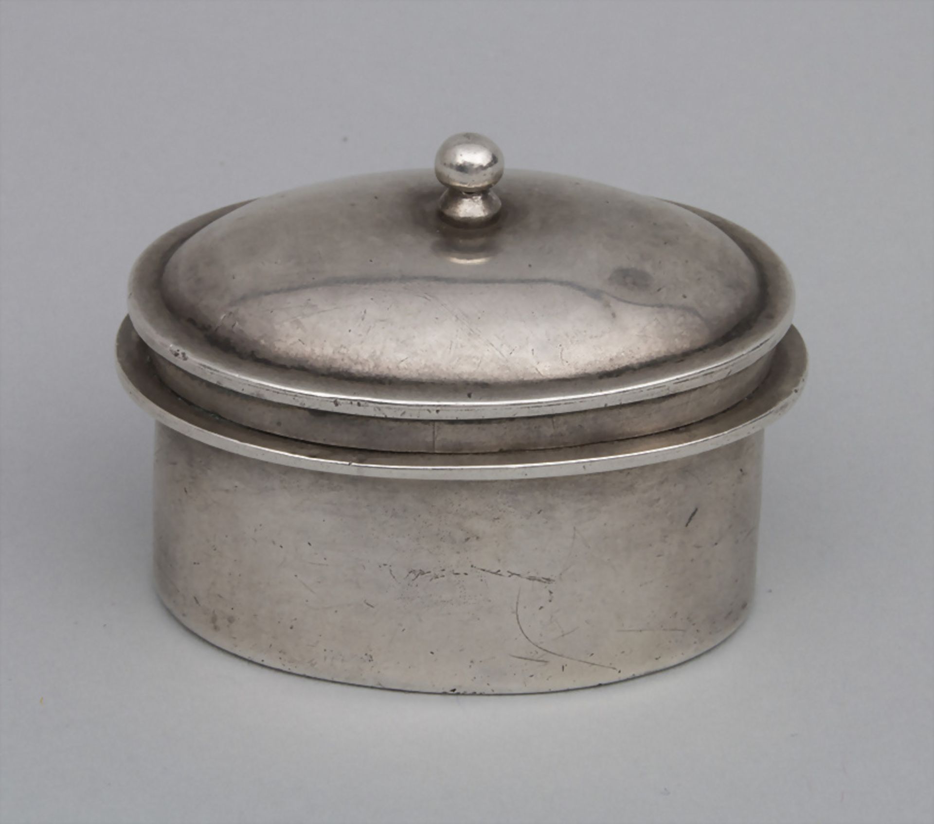 Kleine Deckeldose / A lidded silver box, Rennes, um 1780 - Image 2 of 6