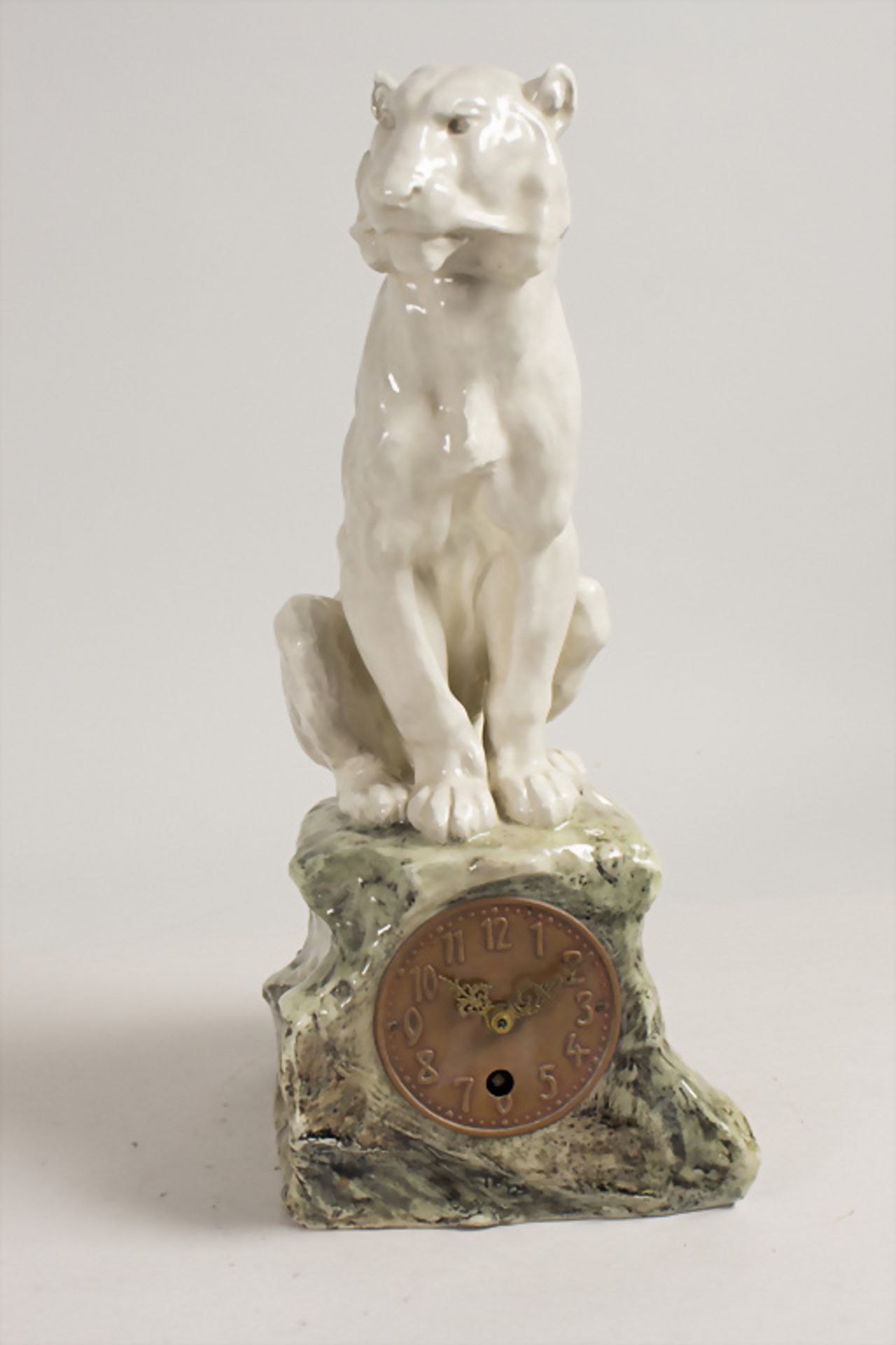 Jugendstil Tischuhr mit großer Raubkatze / An Art Nouveau table clock with a tiger or lion, ...
