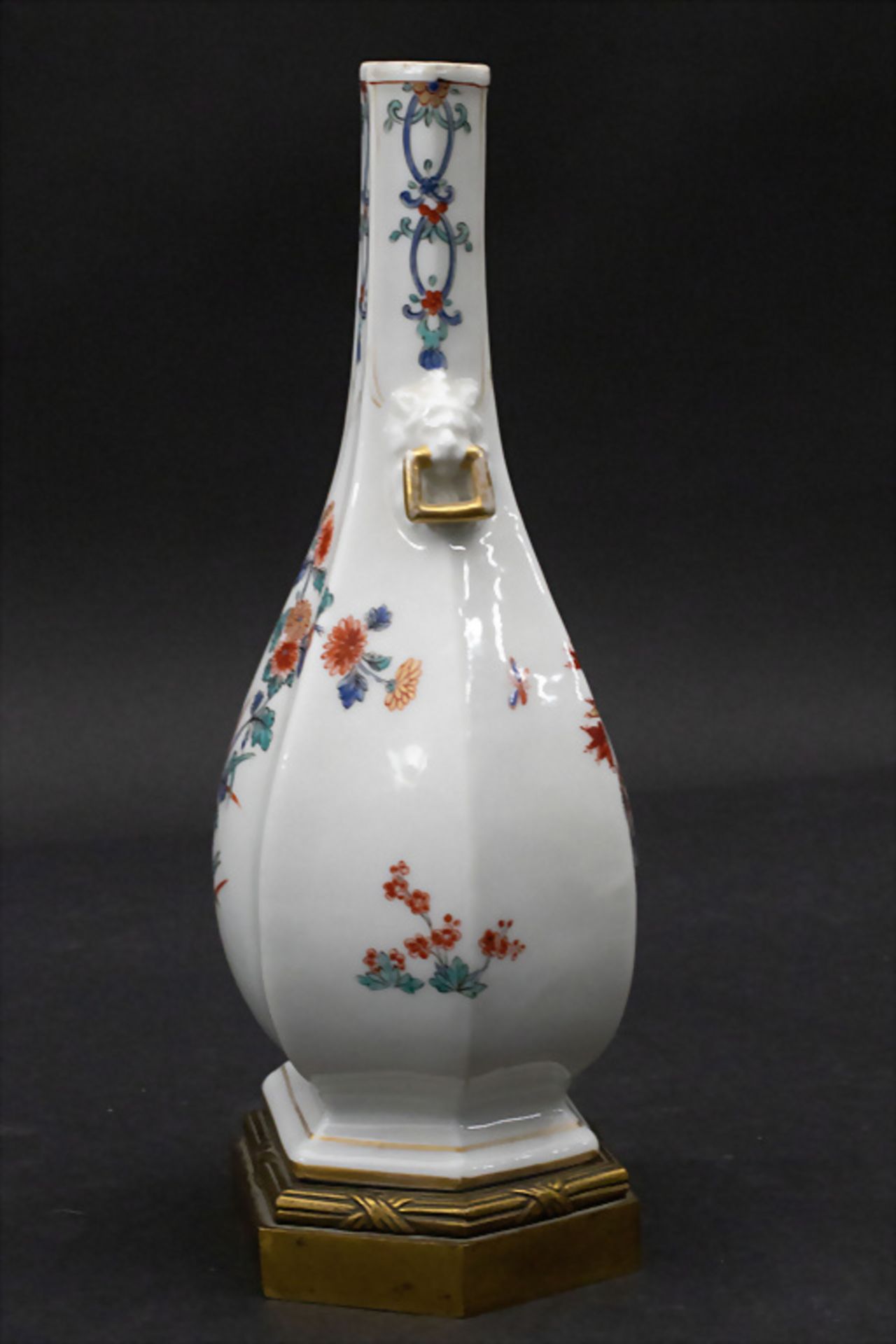 Kakiemon Deckelvasen-Paar / A pair of Kakiemon lidded vases, wohl Meissen oder Chantilly, 18. Jh. - Bild 8 aus 12