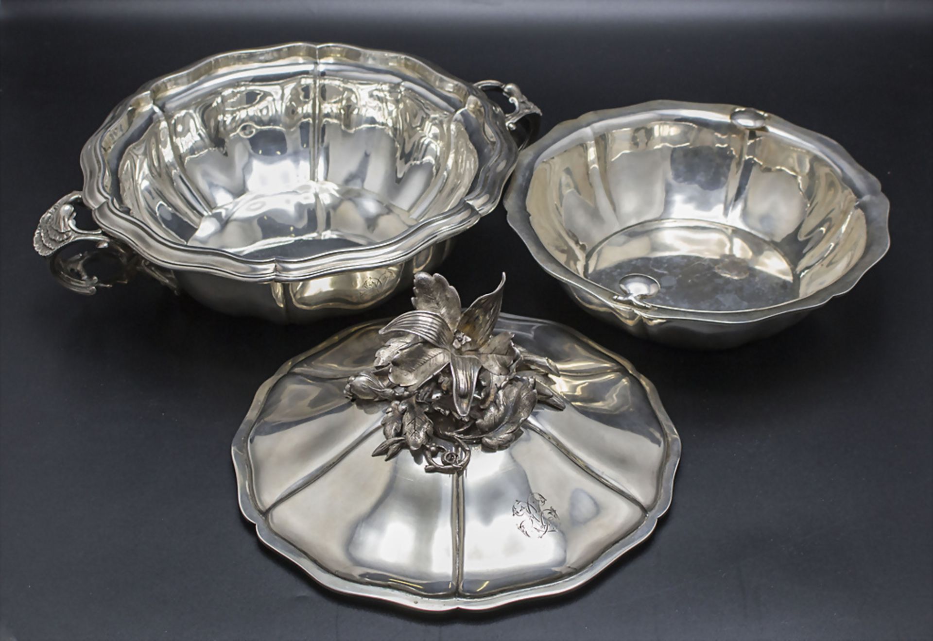 Deckelterrine / A covered silver tureen / Un légumier en argent, Mousset, Paris, um 1880