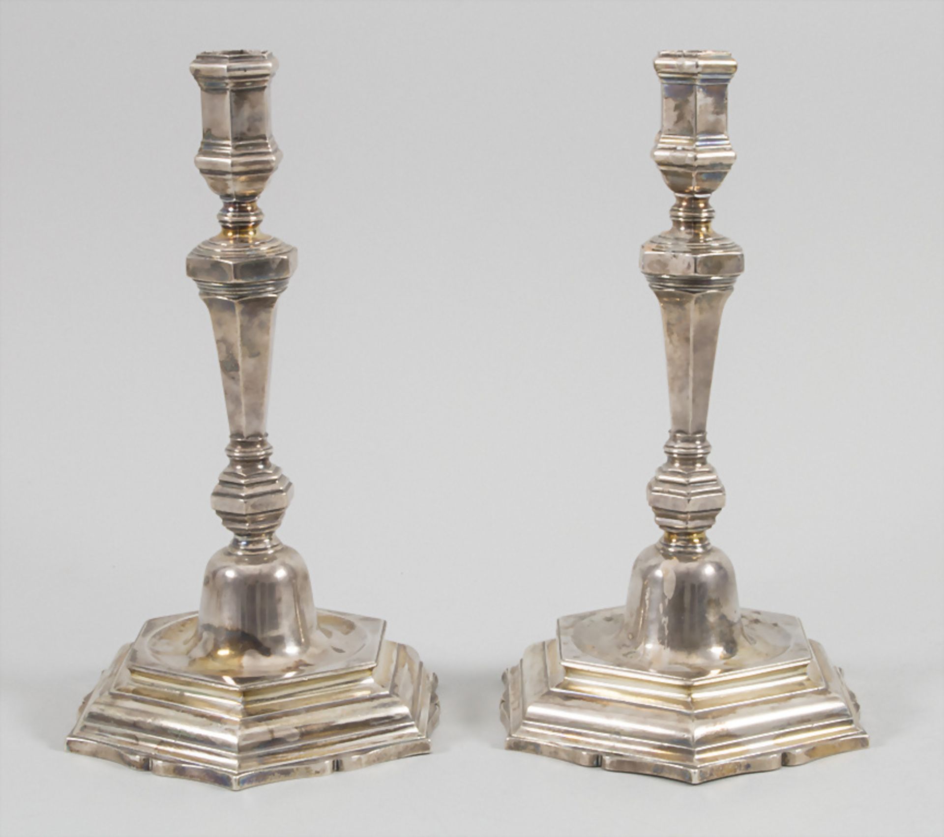 Paar Kerzenleuchter / A pair of silver candlesticks, St. Omer, Frankreich, um 1750 - Bild 2 aus 13