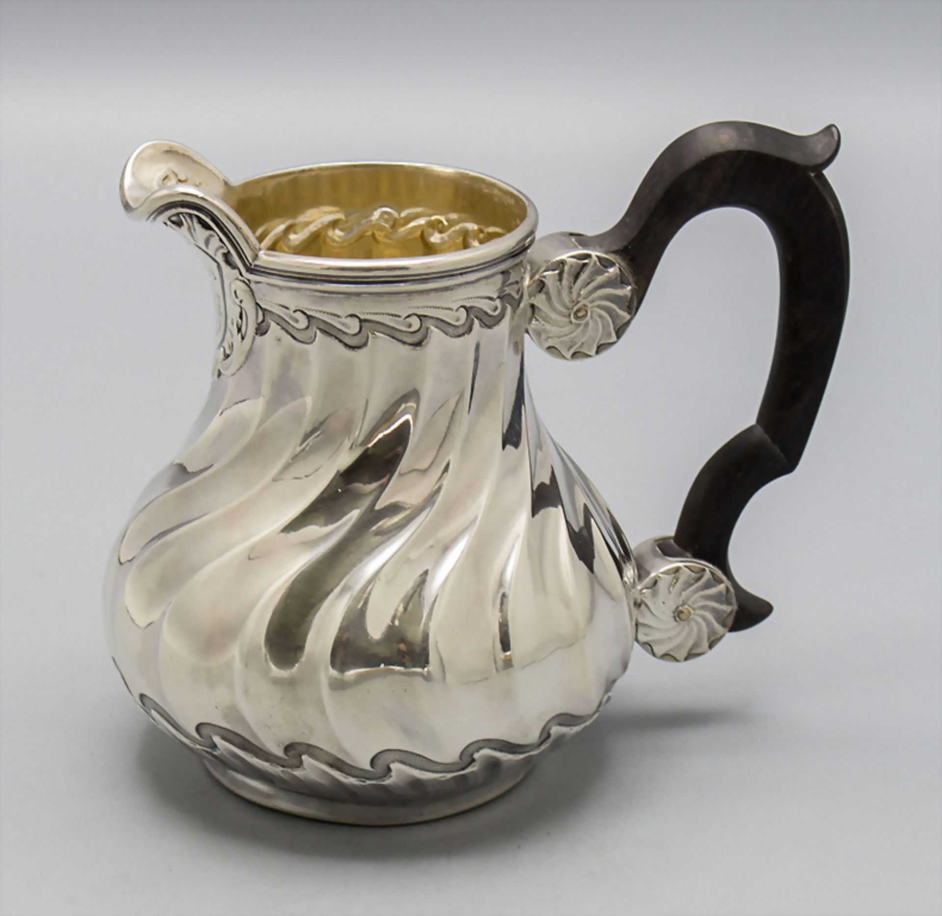 Teekanne und Sahnegießer / A silver tea pot and creamer, Merite, Paris, um 1900 - Bild 9 aus 13