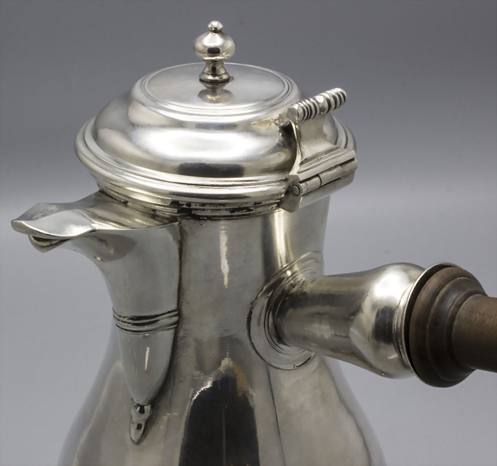 Kaffeekanne / Verseuse / A silver coffee pot, Pierre Clément, Vesoul, um 1740 - Image 2 of 7