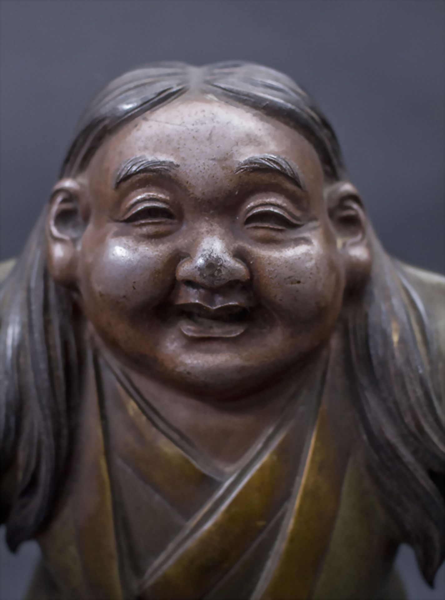 Okimono 'Lächelnder Mann' / An Okimono of a smiling man, Joshin, Japan, 19. Jh. - Image 5 of 6
