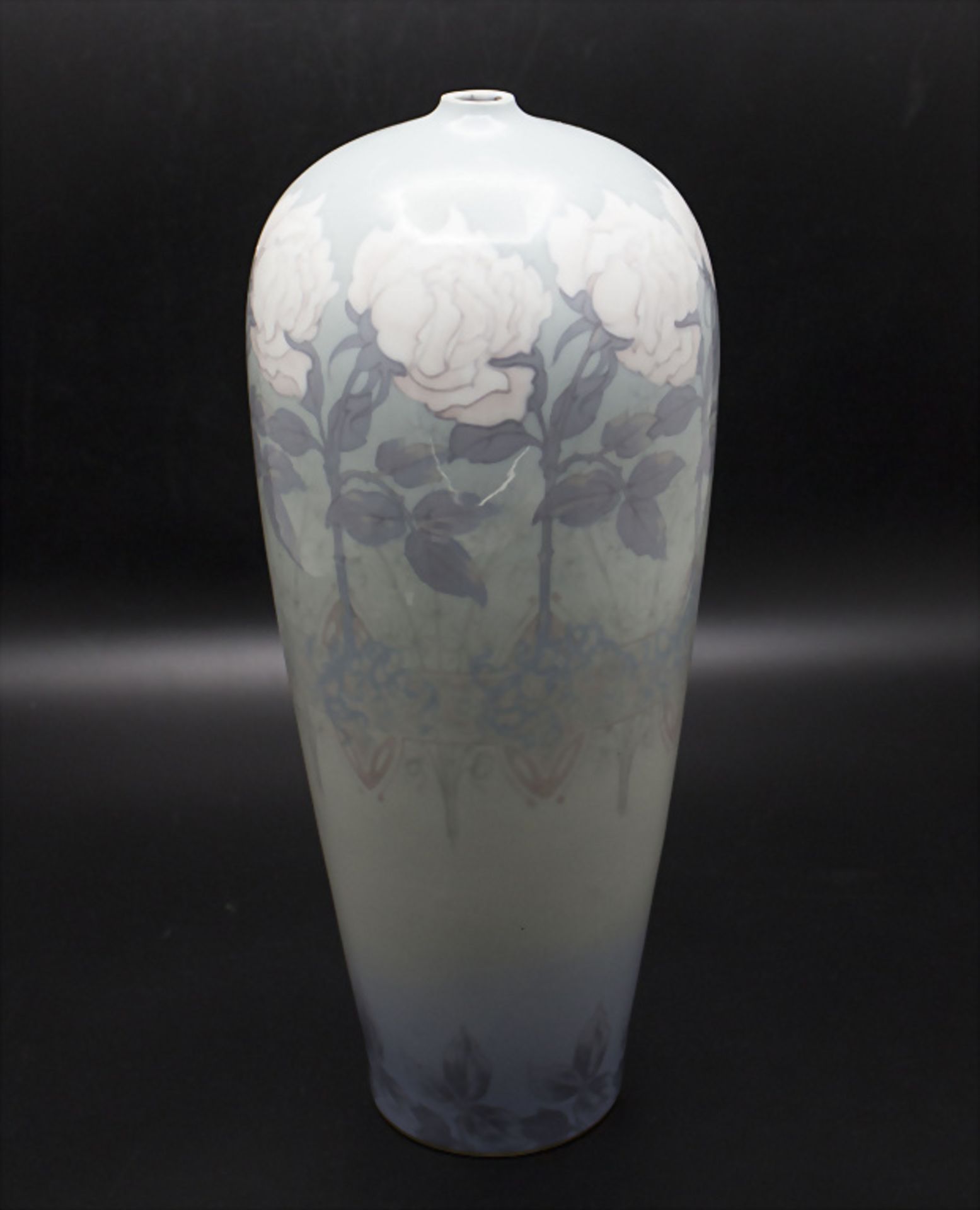 Große Jugendstil Vase mit weißen Rosen / An Art Nouveau vase with white roses, Wiliam Guérin & ...