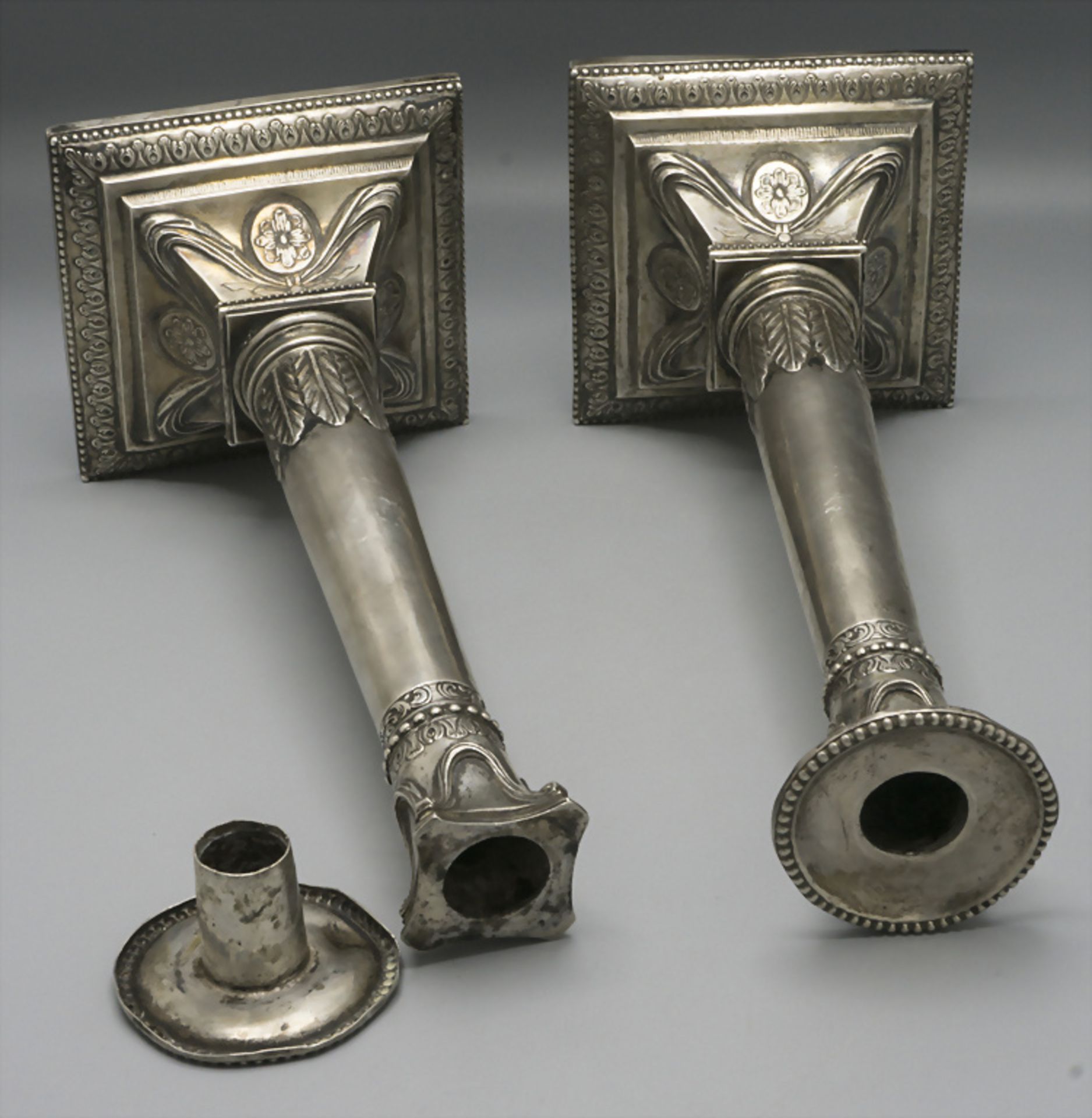 Paar Louis-seize Kerzenleuchter / A pair of Louis XVI silver candlesticks, Andreas Röymand, ... - Bild 2 aus 8