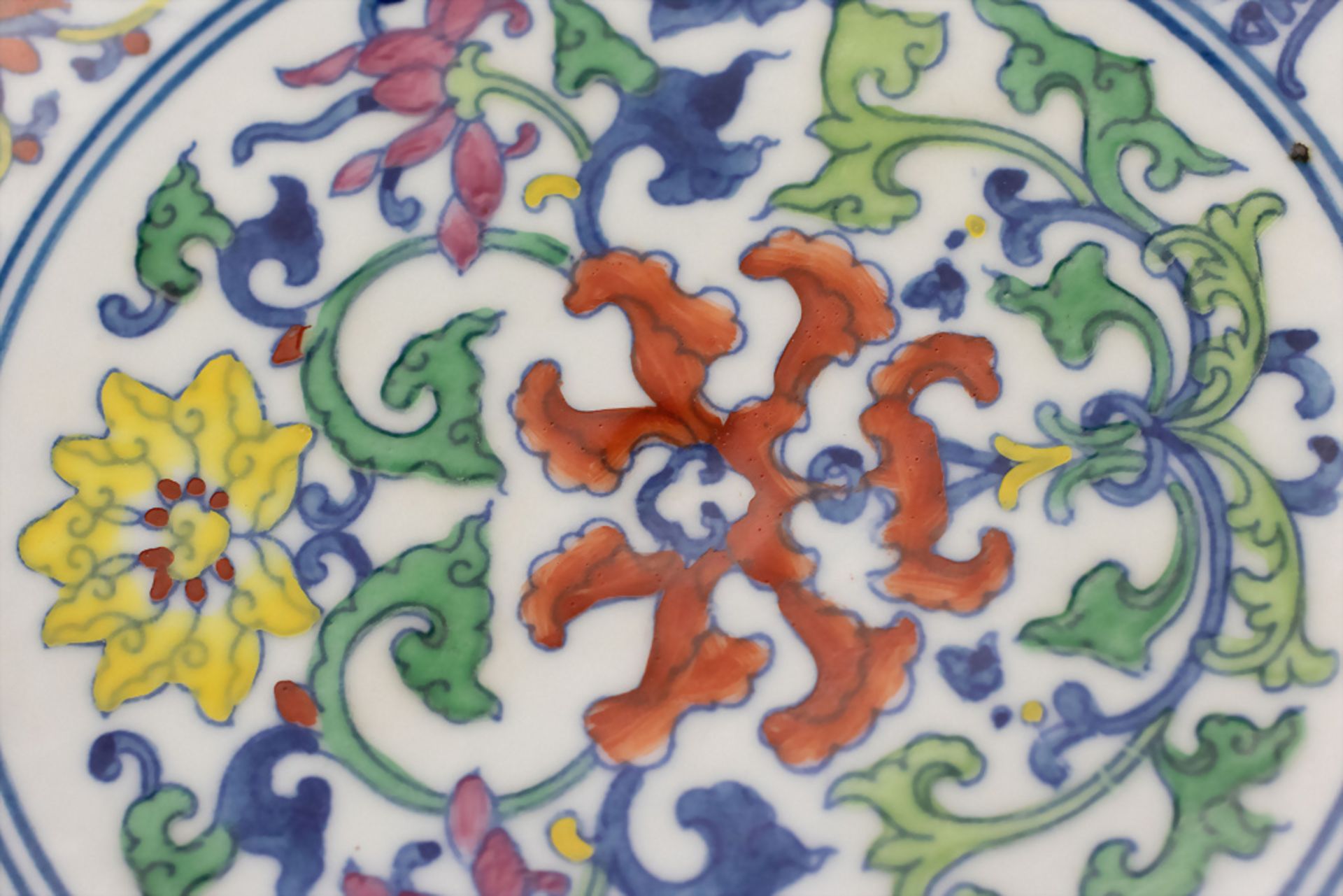 Teller mit Blumendekor / A porcelain plate with flowers, China, 19. Jh. - Bild 6 aus 7