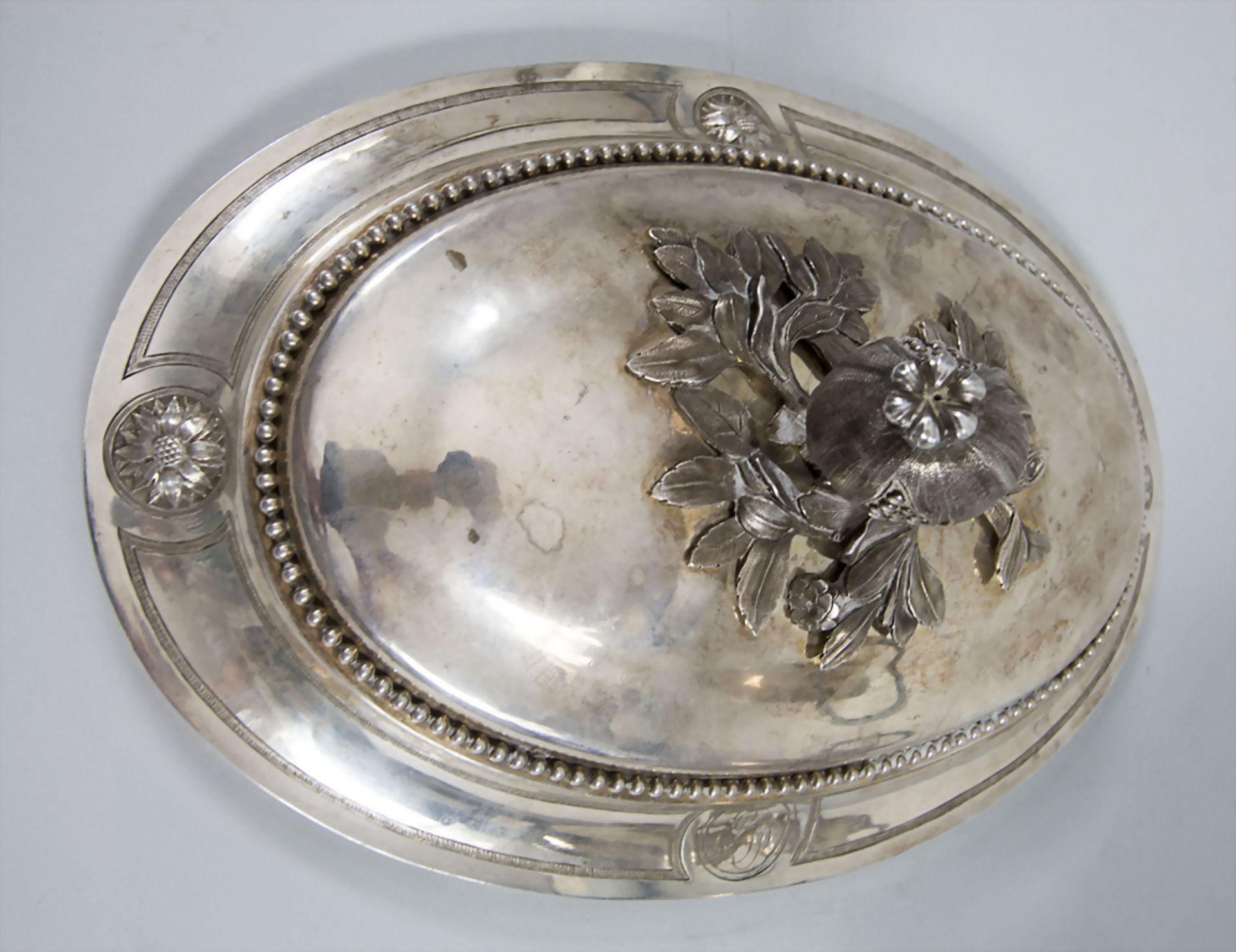 Louis Seize Deckelterrine / A covered silver tureen / Un légumier en argent, Paris, 1784 - Image 5 of 10