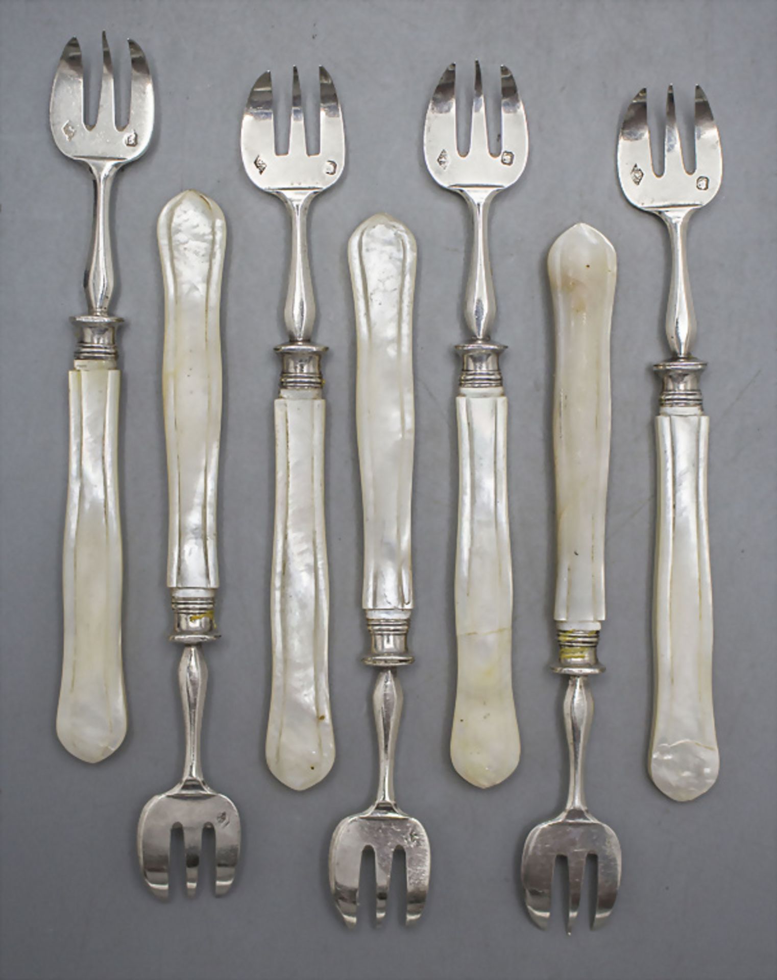 6 Austerngabeln mit Perlmuttgriffen / A set of 6 silver oyster forks with mother of pearl ...