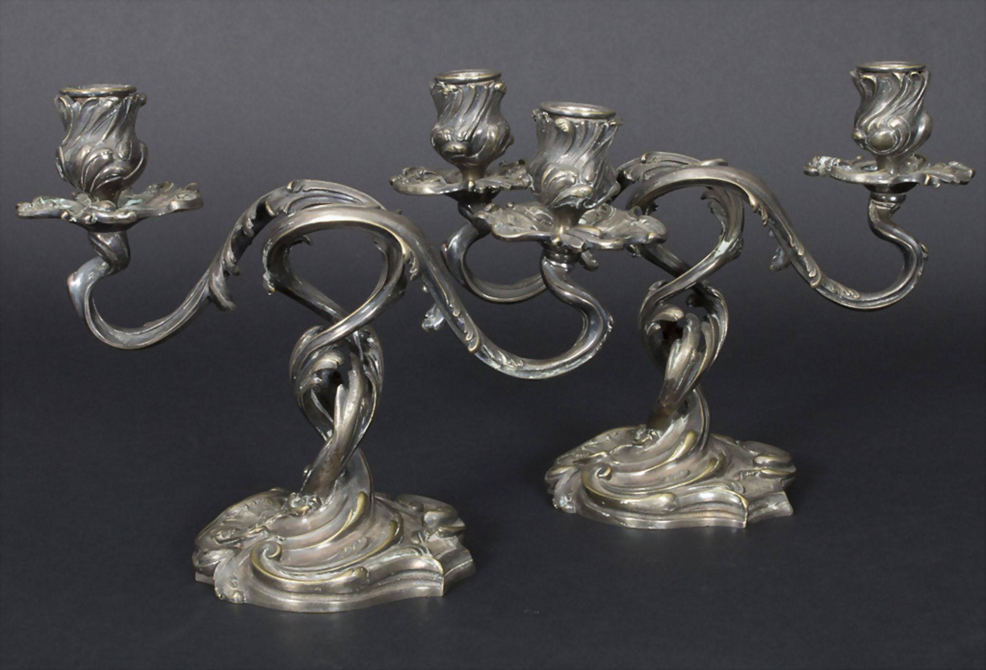 Paar 2-armige Bronzeleuchter, 2. Rokoko / A pair of bronze candleholders, Frankreich, um 1850 - Bild 6 aus 6