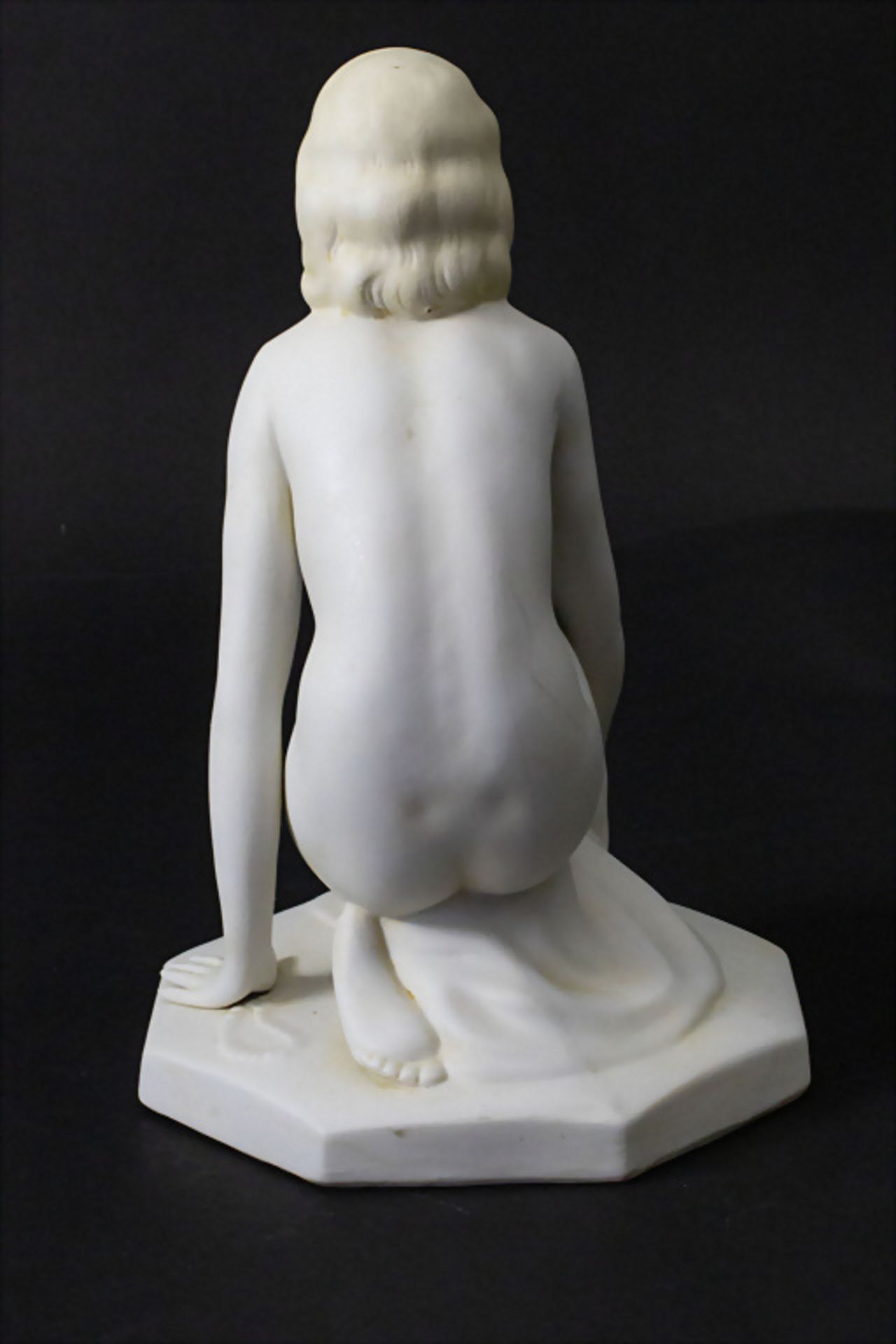 Art Déco Porzellanplastik 'Knieender Frauenakt' / An Art Deco porcelain figure 'A kneeling ... - Bild 7 aus 11