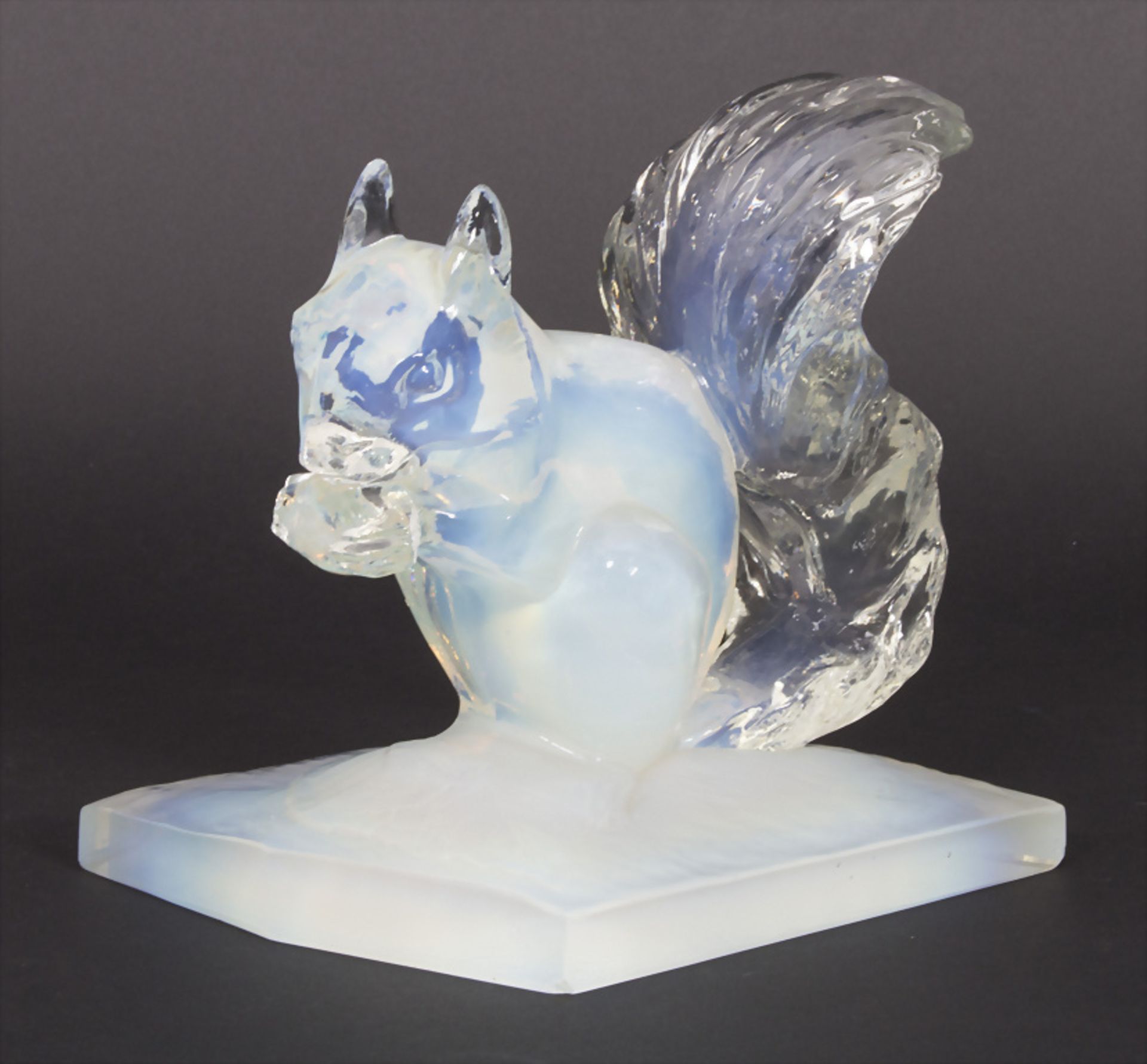 Art Deco Tierplastik 'Eichhörnchen' / An Art Deco glass sculpture of a squirrel, Mougin, ...