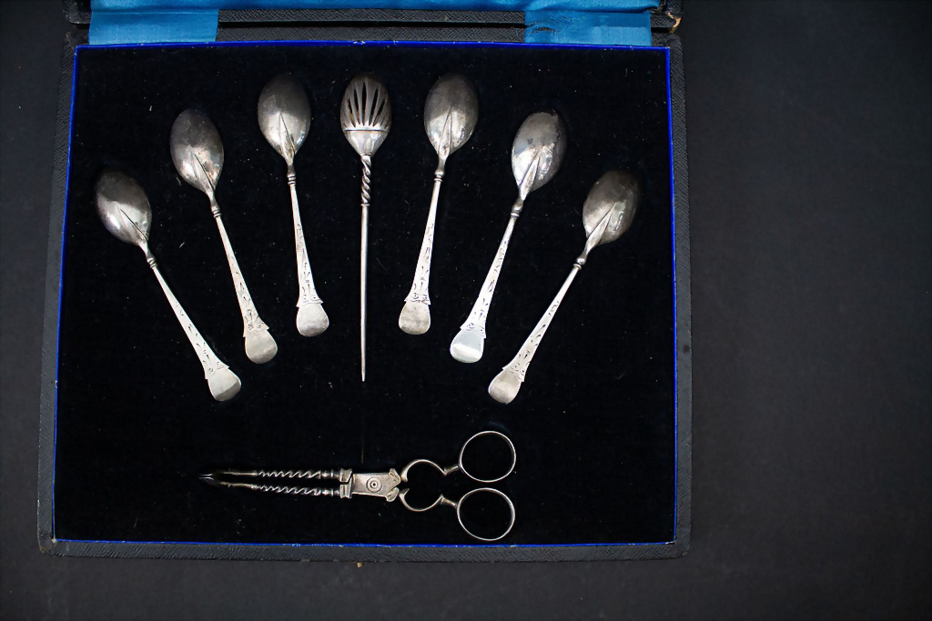 8-teiliges Set mit Rattenschwanzlöffeln im Etui / A 8-piece set with rat tail spoons in a box, ...