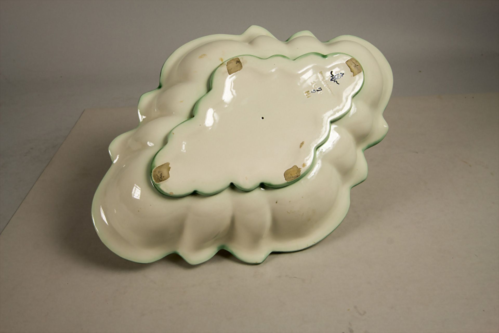 Art Déco Obstschale / An Art Deco fruit bowl, Karlsruher Majolika, um 1922 - Bild 4 aus 5