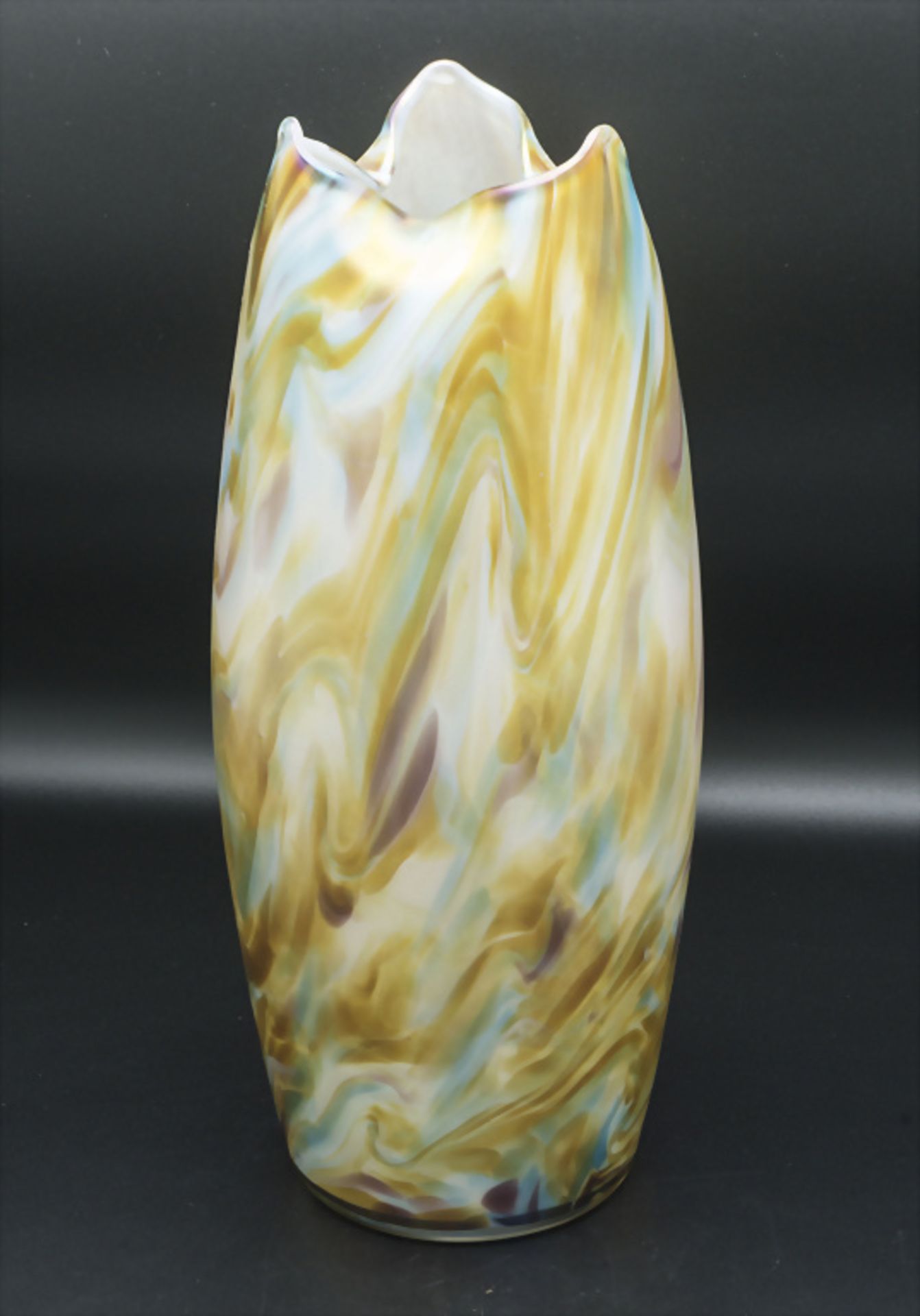 Jugendstil Vase aus marmoriertem Opalglas / An Art Nouveau marbled opal glass vase, Adilf ...