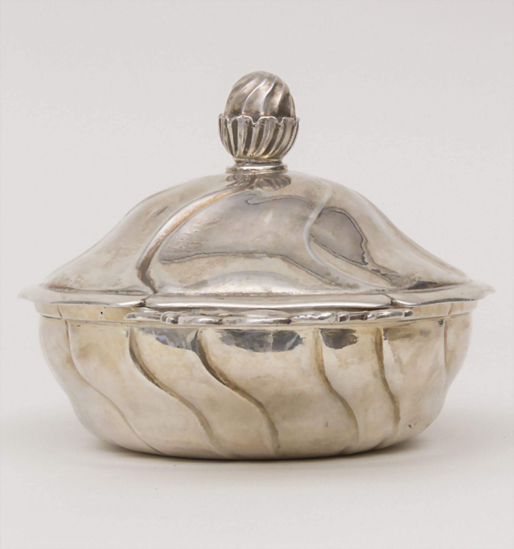 Legumier / Wöchnerinnenschüssel / Ecuelle / A silver tureen, Ferdinand Arpin, Paris, um 1890 - Bild 2 aus 9