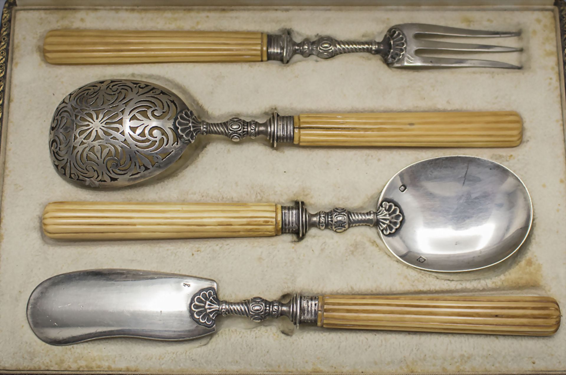 4 Teile Vorlegebesteck im Etui / A set of 4 pieces of silver serving cutlery with box, ...