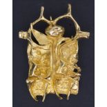 Igael Tumarkin (*1933), Goldbrosche mit stilisierten Figuren / A gold brooch wtih stylised figures