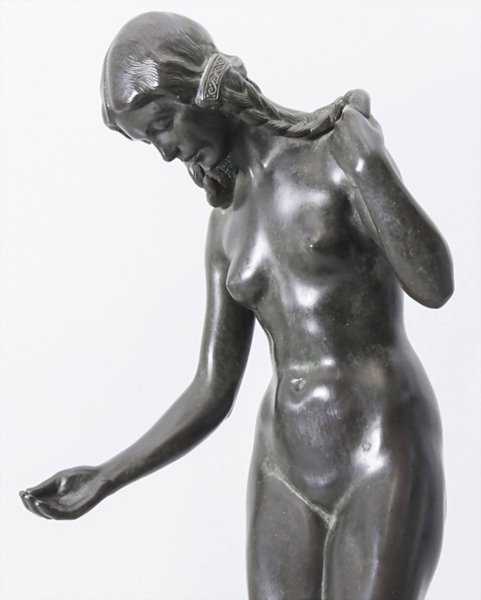 Bronzeplastik 'Weiblicher Akt mit Flechtzöpfen' / A bronze sculpture 'female nude with ... - Image 8 of 9